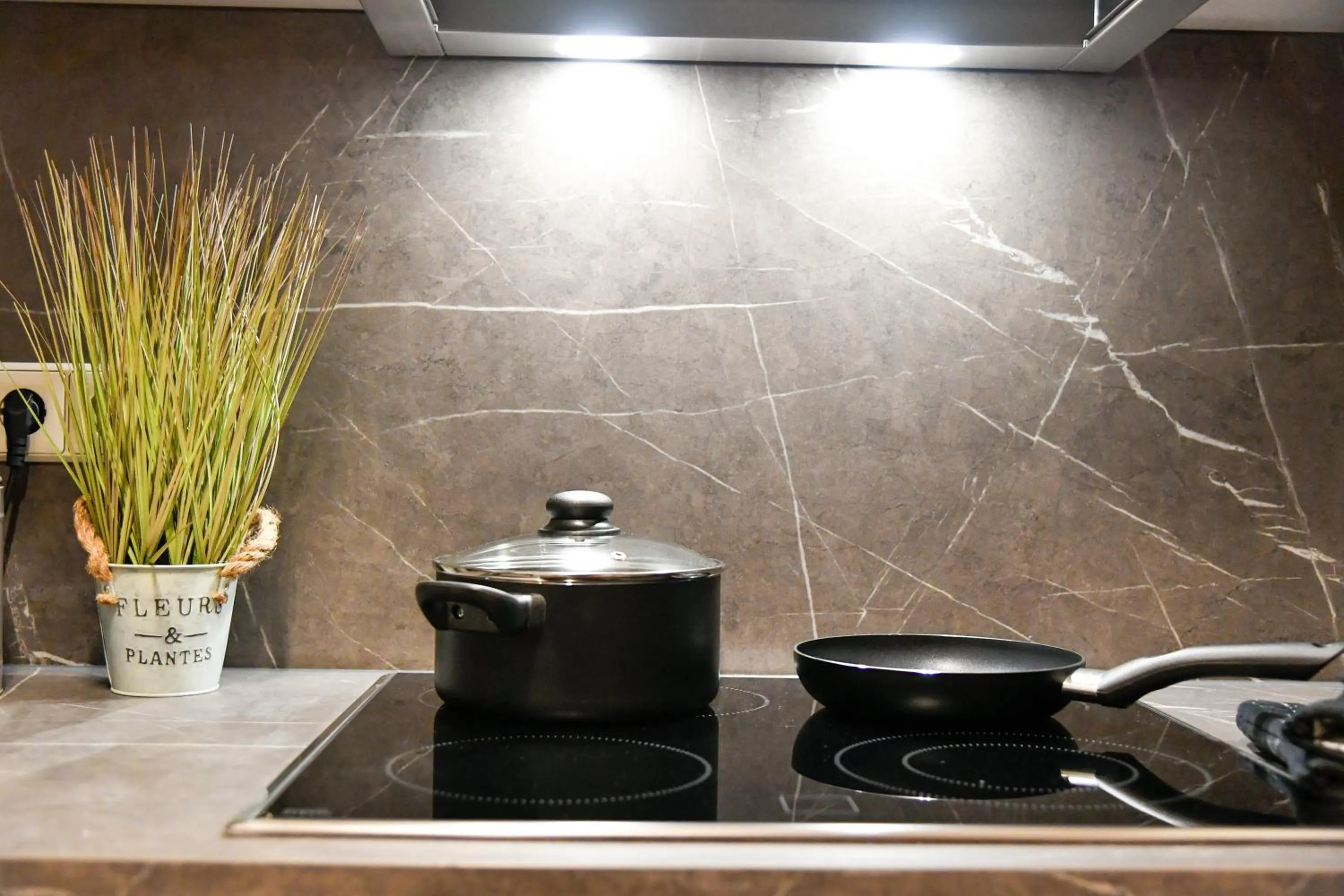 Kitchen or kitchenette in Exklusives-City-Apartment mit gratis Tiefgarage, Balkon, Waschtrockner, Netflix