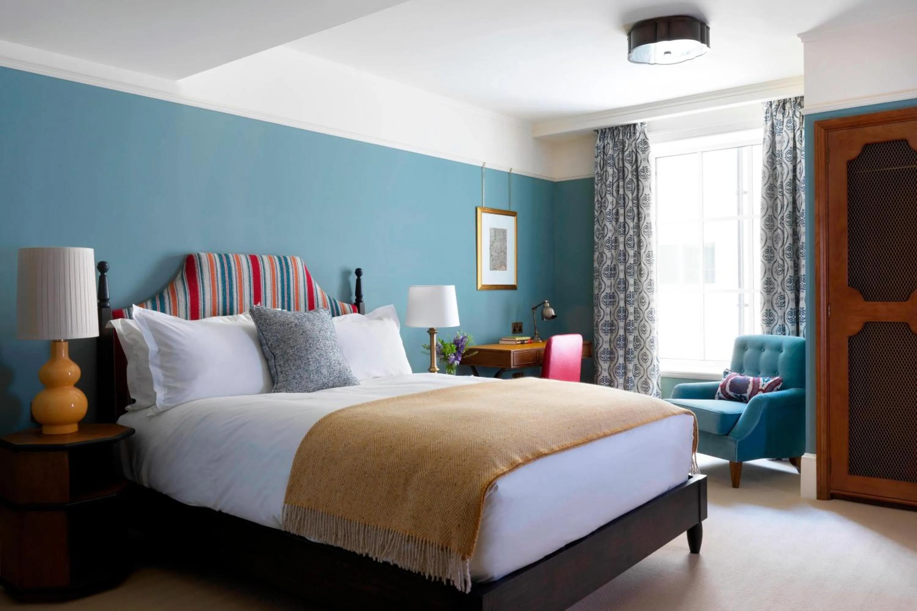 Photo of the whole room, Bed in University Arms, Autograph Collection