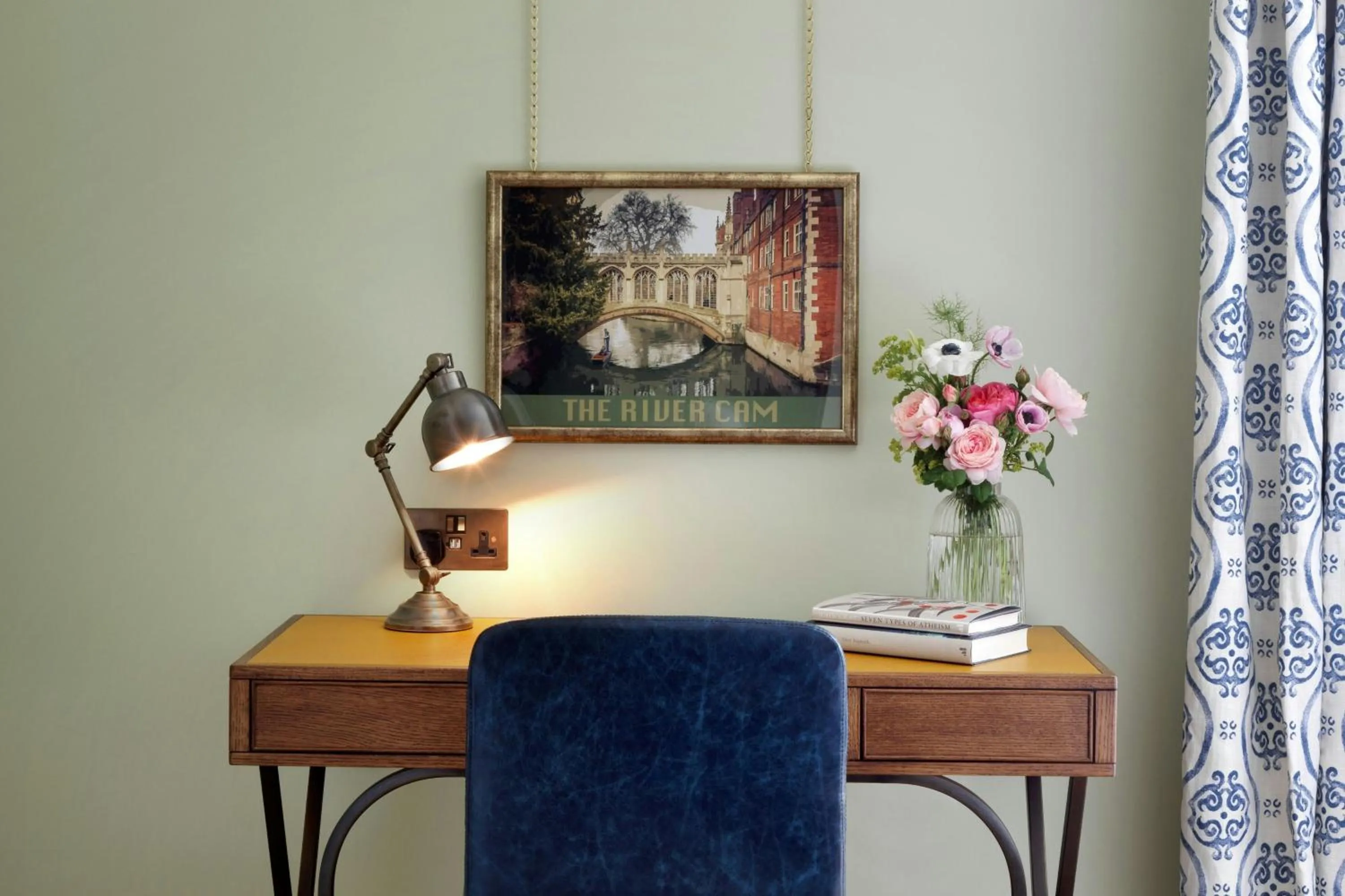 Photo of the whole room in University Arms, Autograph Collection