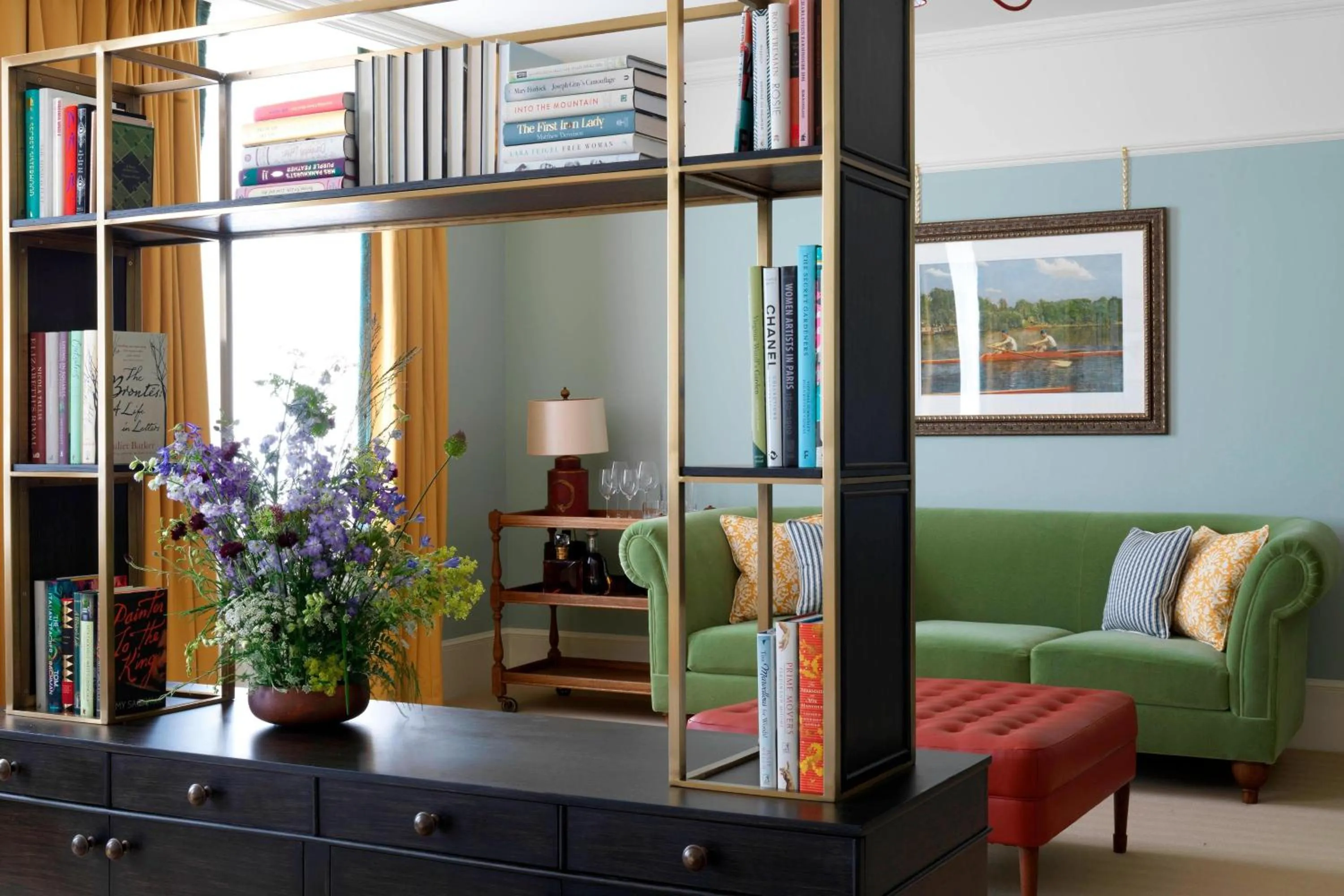 Living room in University Arms, Autograph Collection