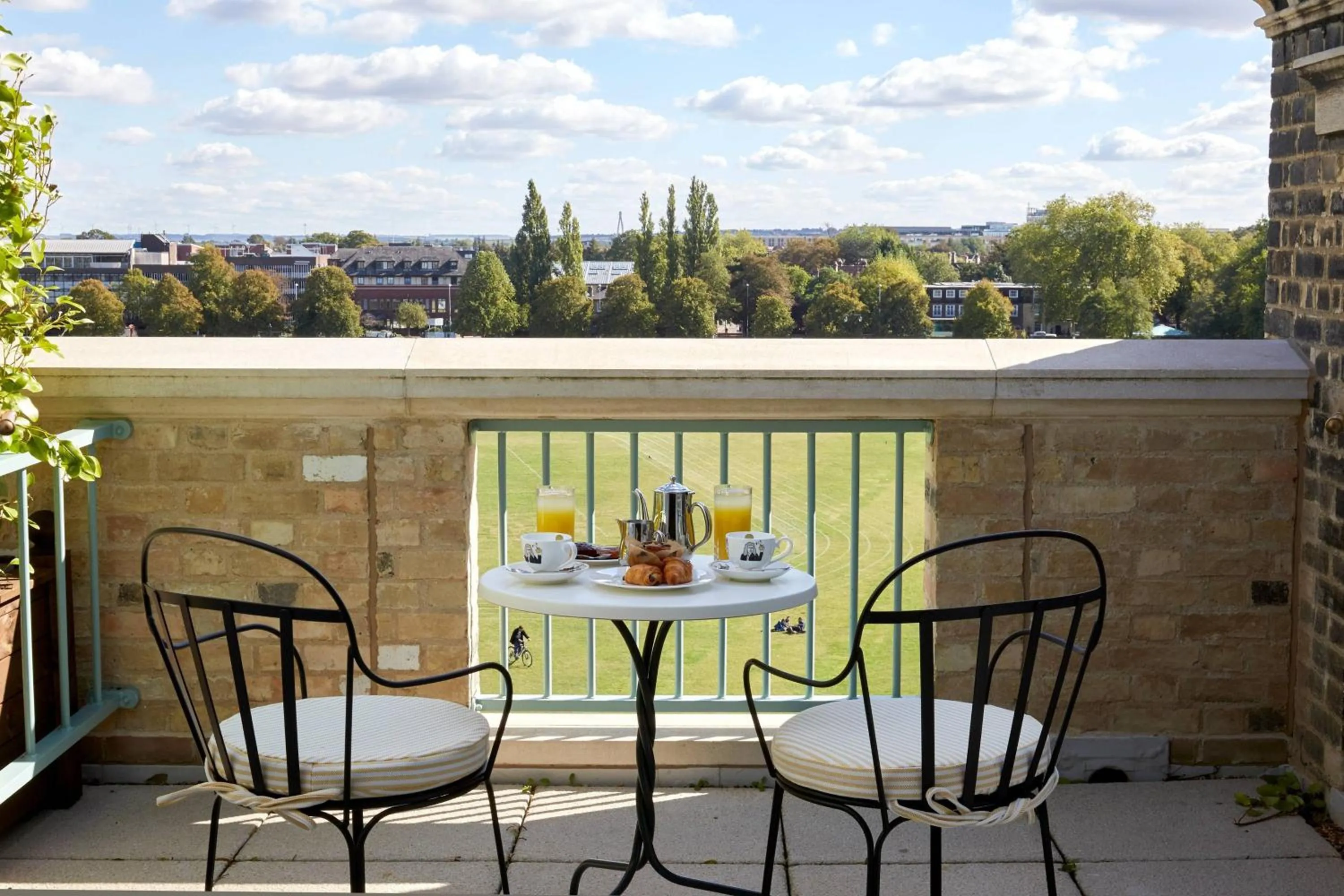 Photo of the whole room in University Arms, Autograph Collection