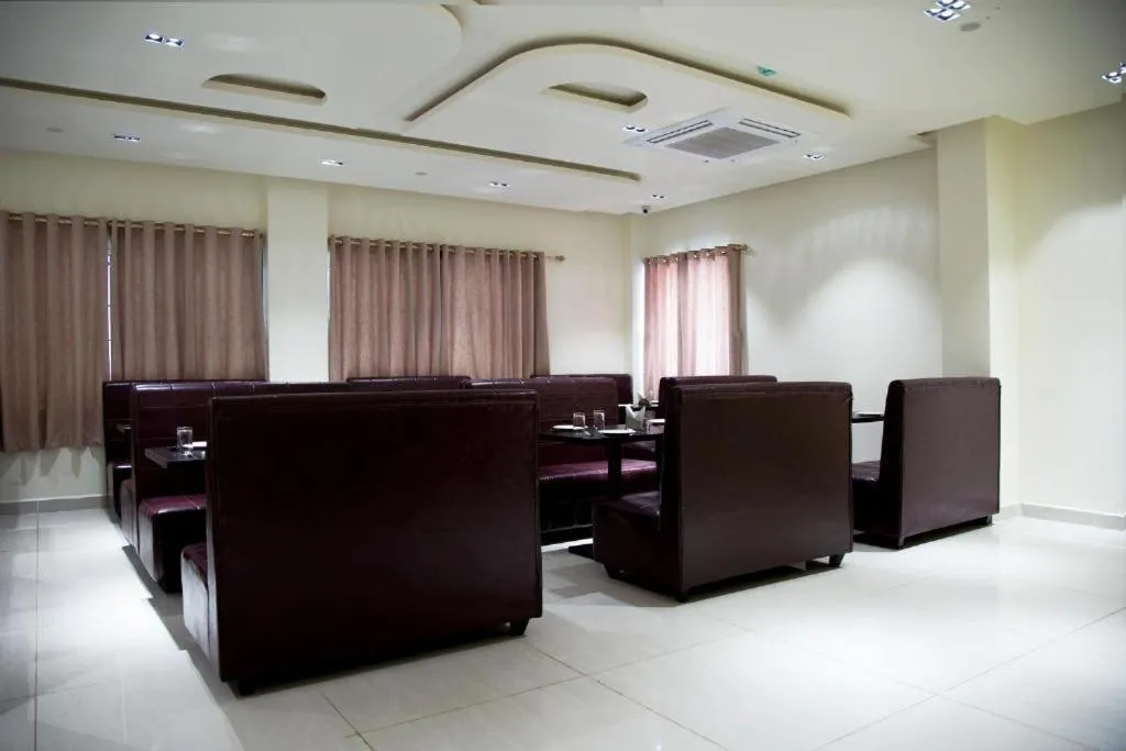 Restaurant/places to eat in The Grand White Palace