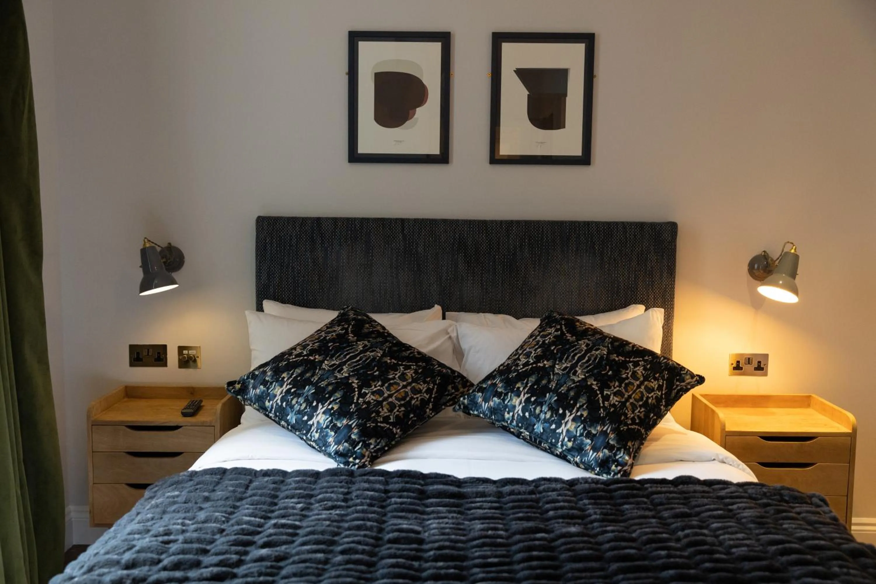 Bed in THE KNIGHT OF NOTTINGHILL