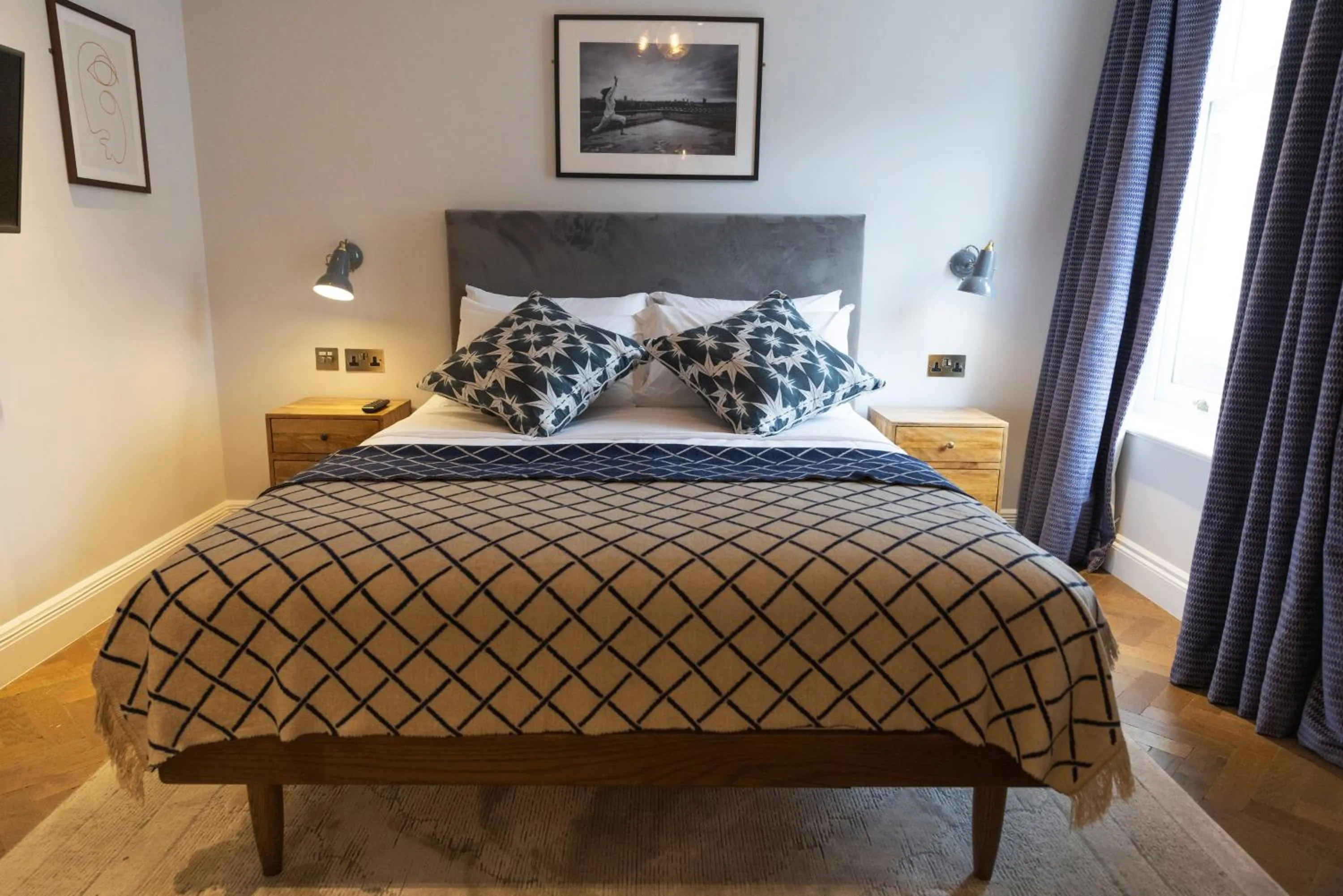 Bed in THE KNIGHT OF NOTTINGHILL