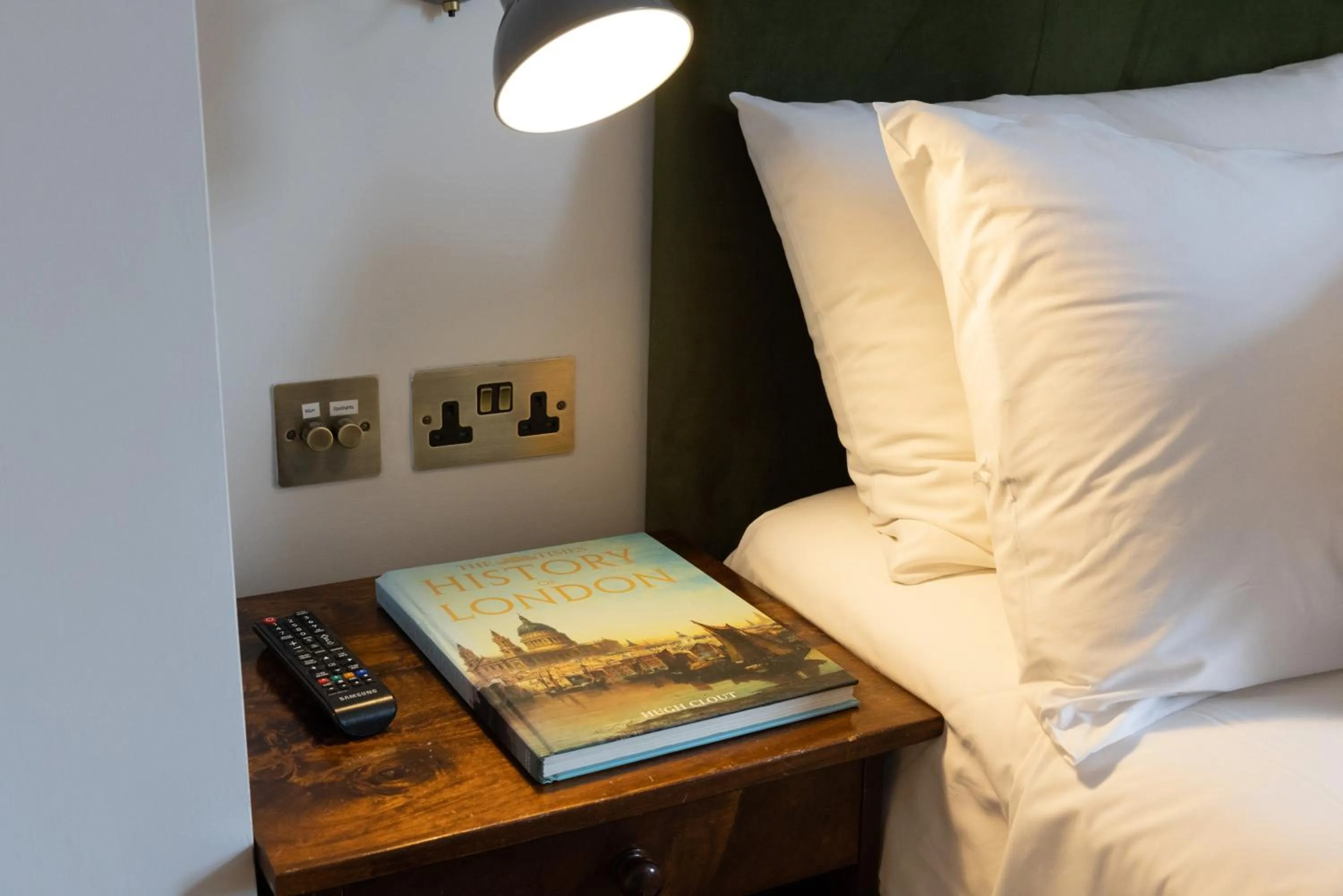 Bed in THE KNIGHT OF NOTTINGHILL