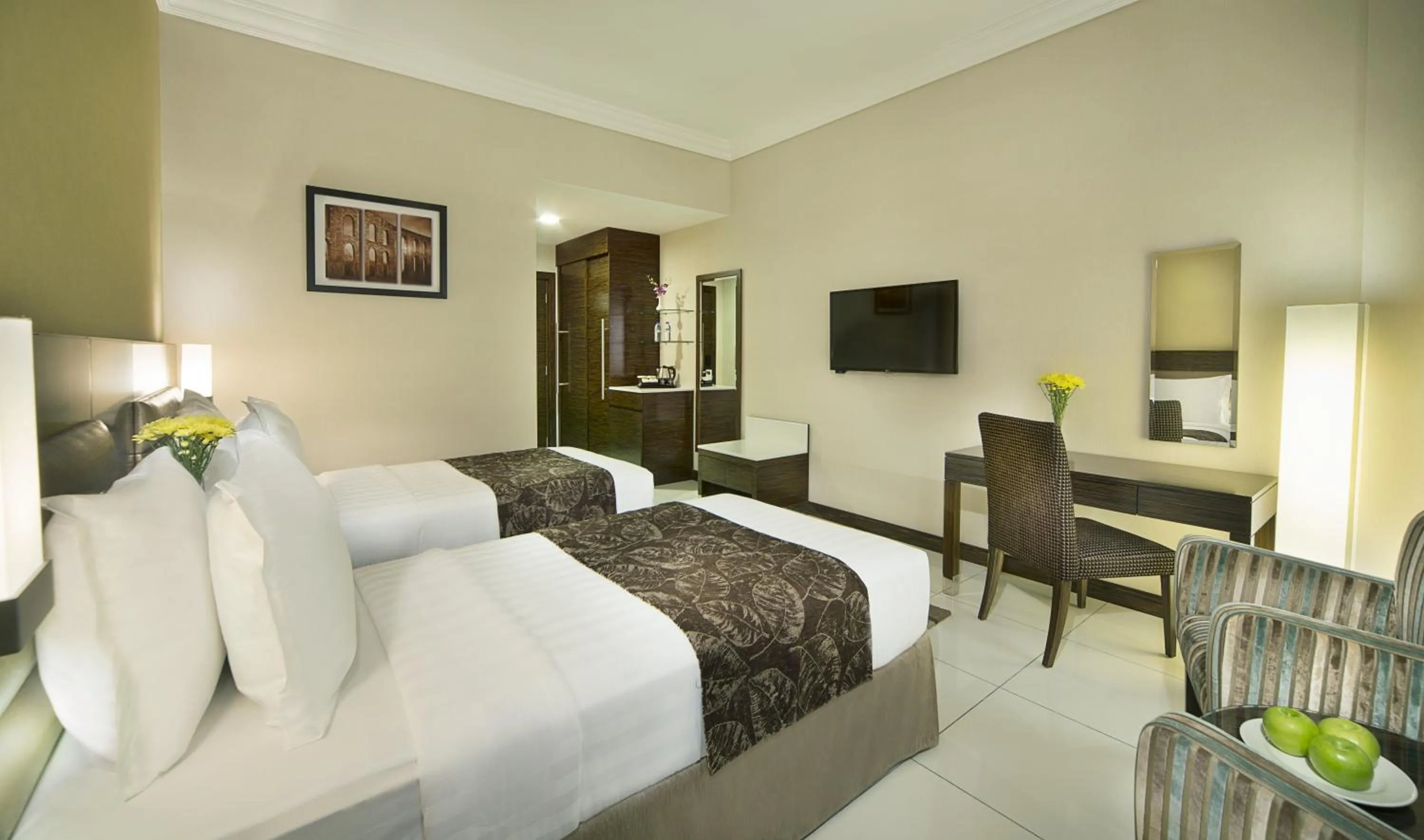 Photo of the whole room, Bed in Gateway Hotel