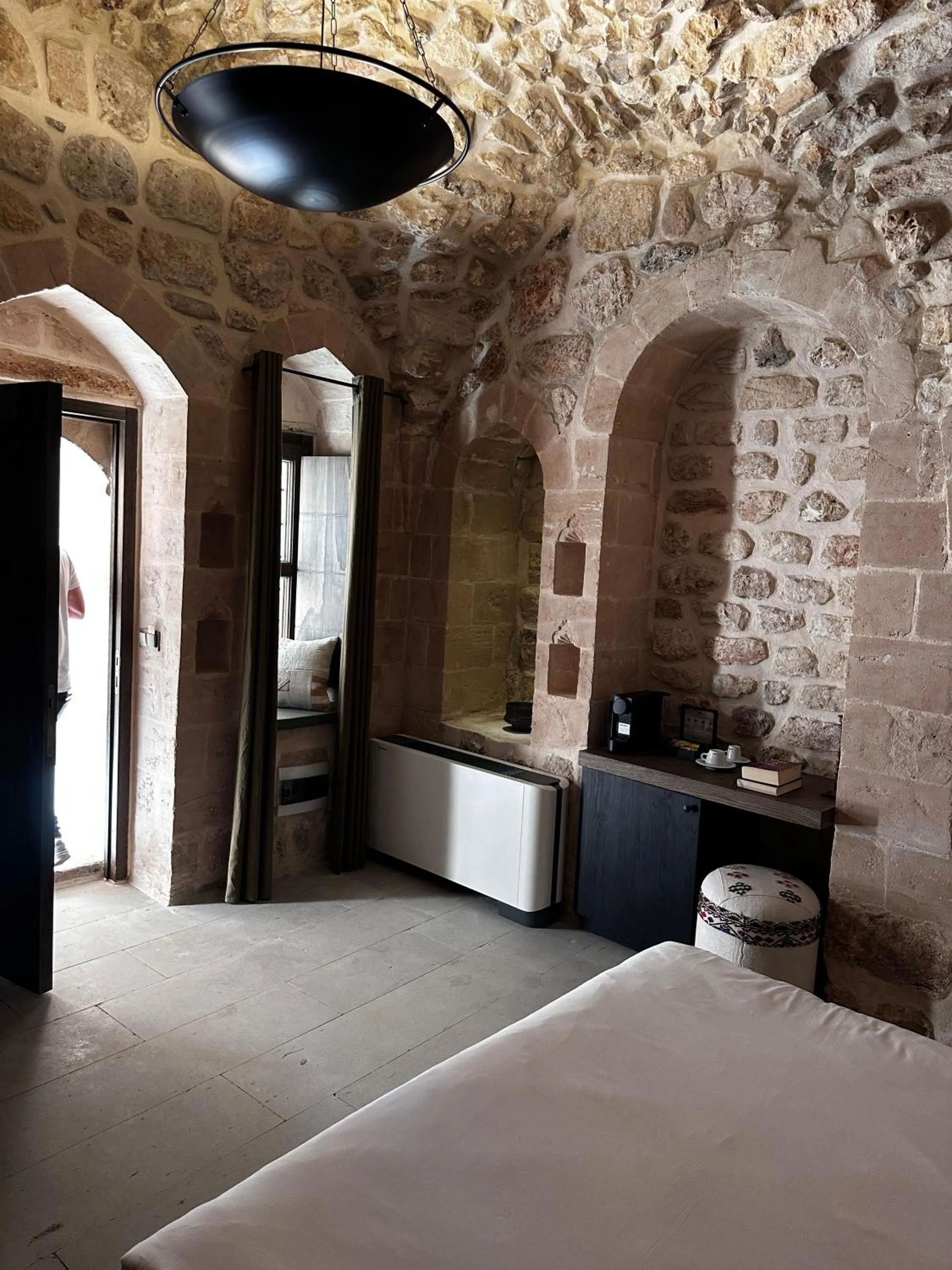 Photo of the whole room, Bed in Mirsoum Han