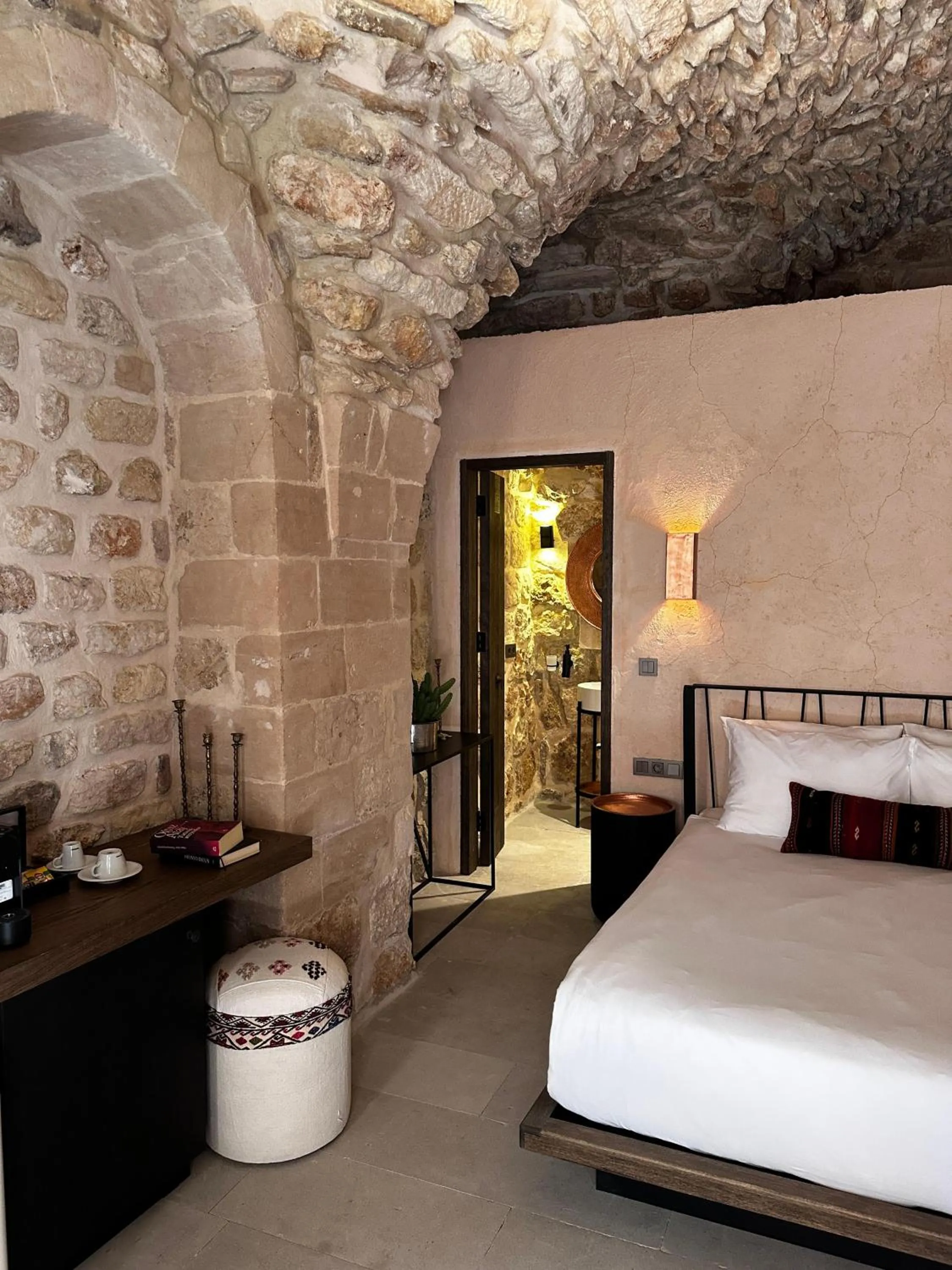 Photo of the whole room, Bed in Mirsoum Han