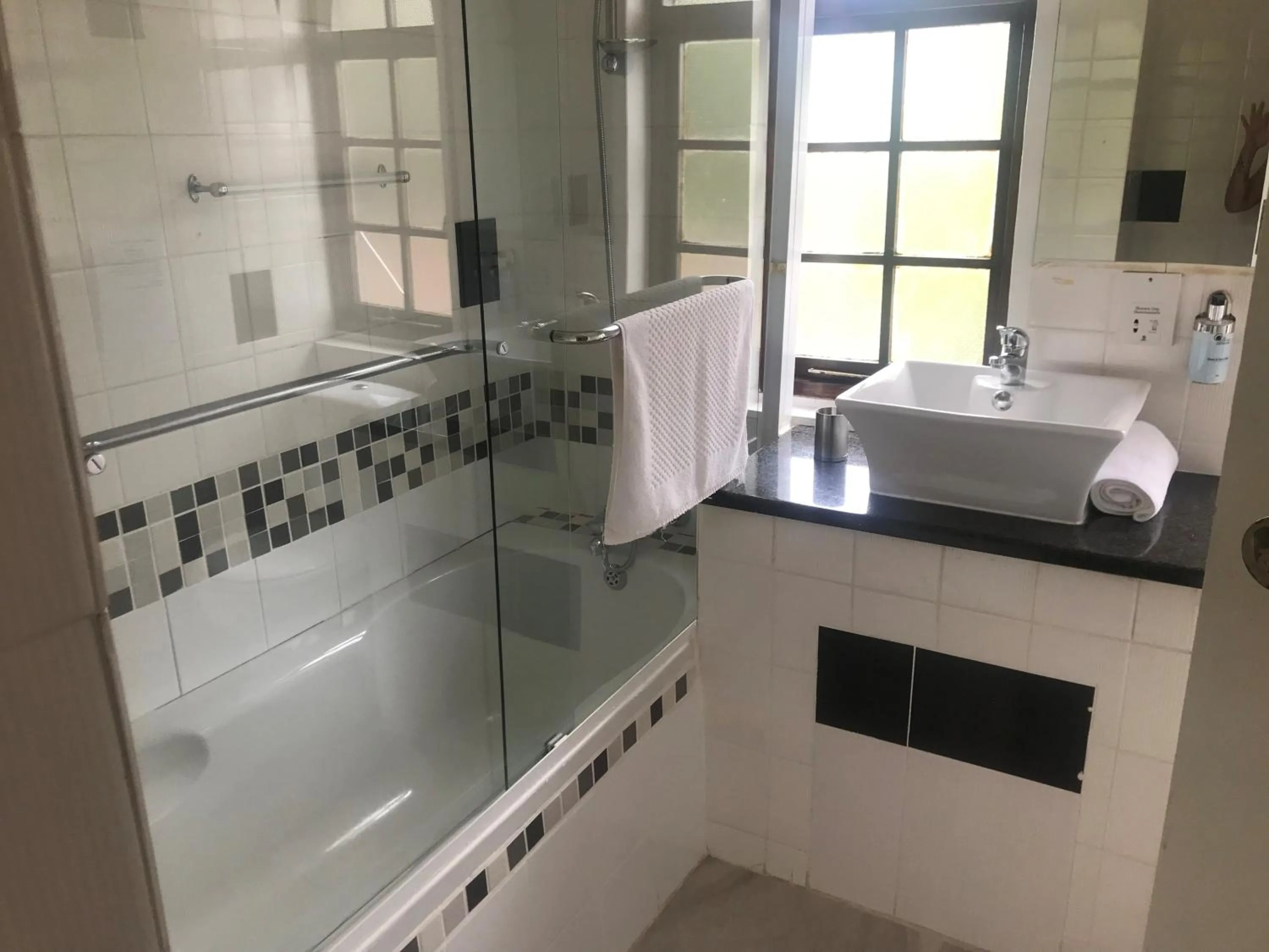 Bath in Fairway Guest Lodge