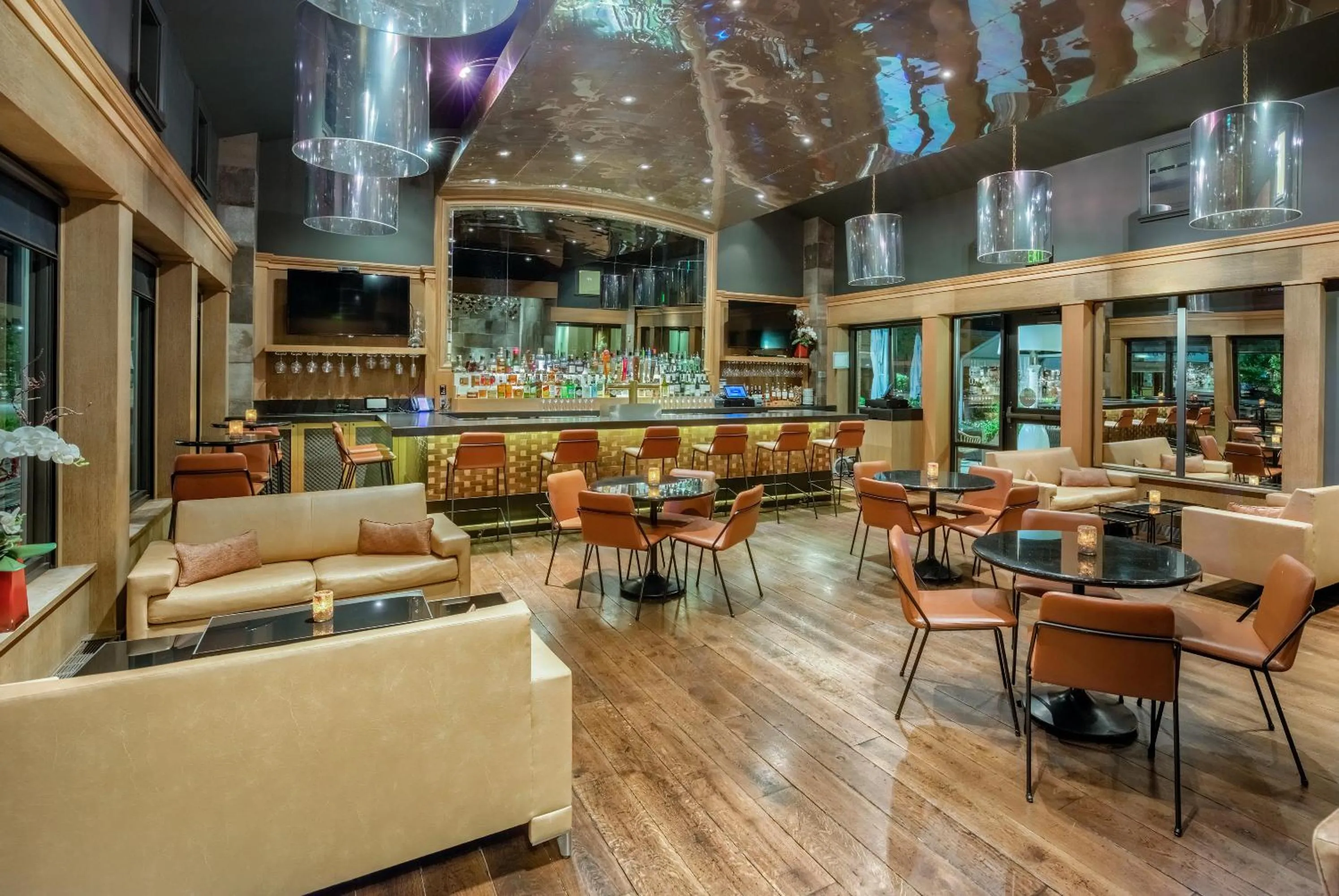 Restaurant/places to eat in The H Hotel