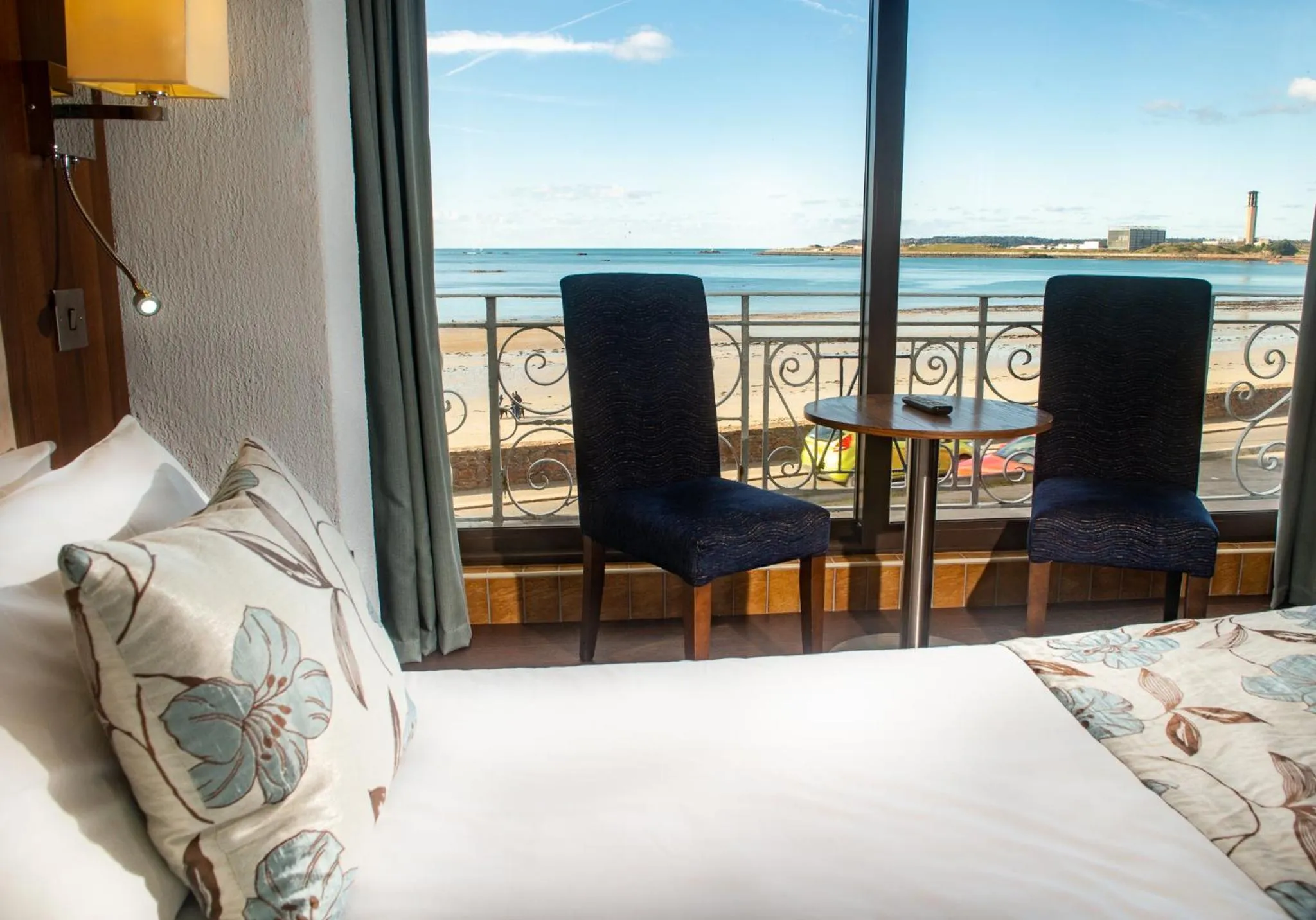 Sea view, Bed in Hotel Ambassadeur