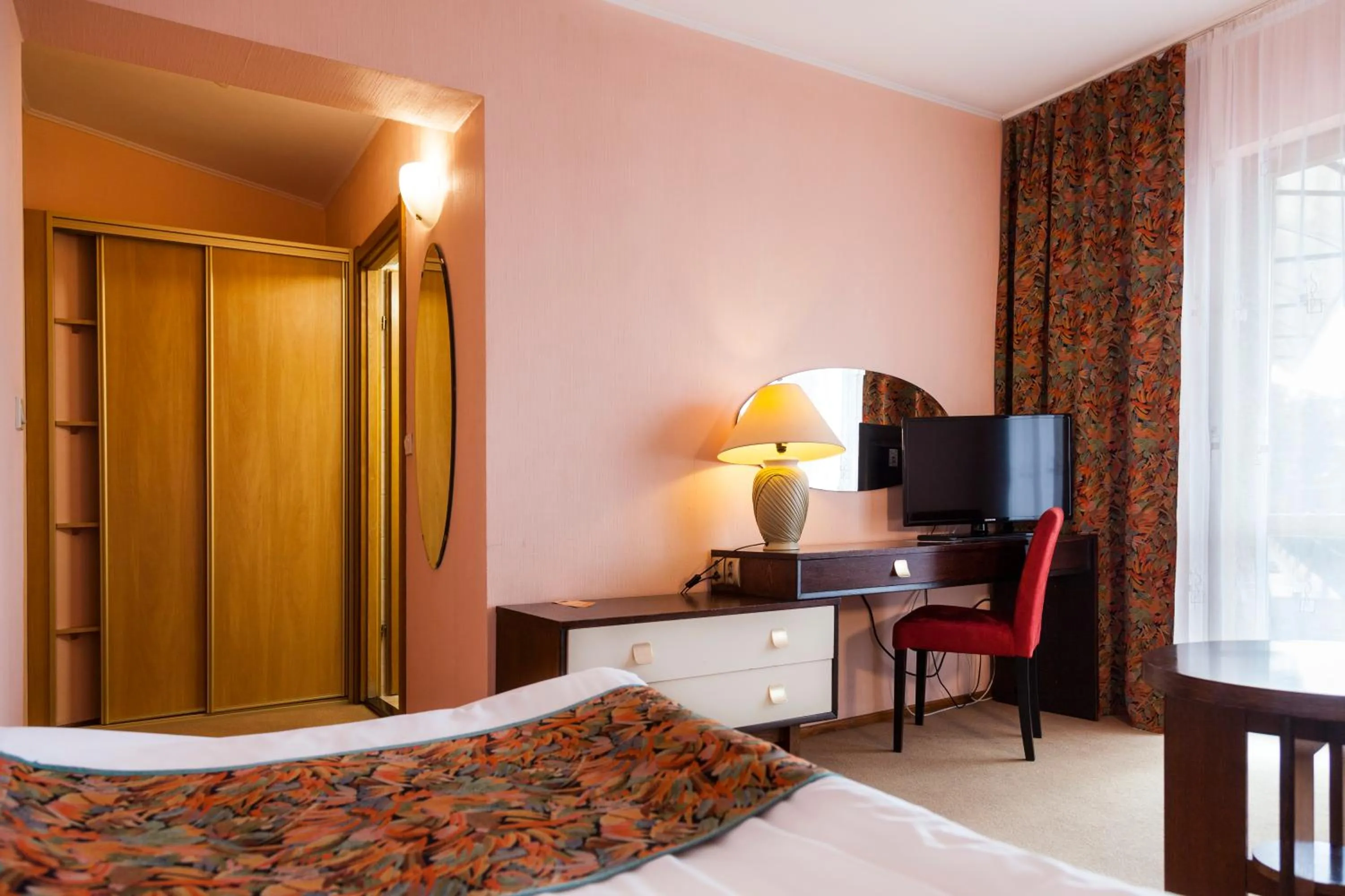 Photo of the whole room, Bed in To Tu