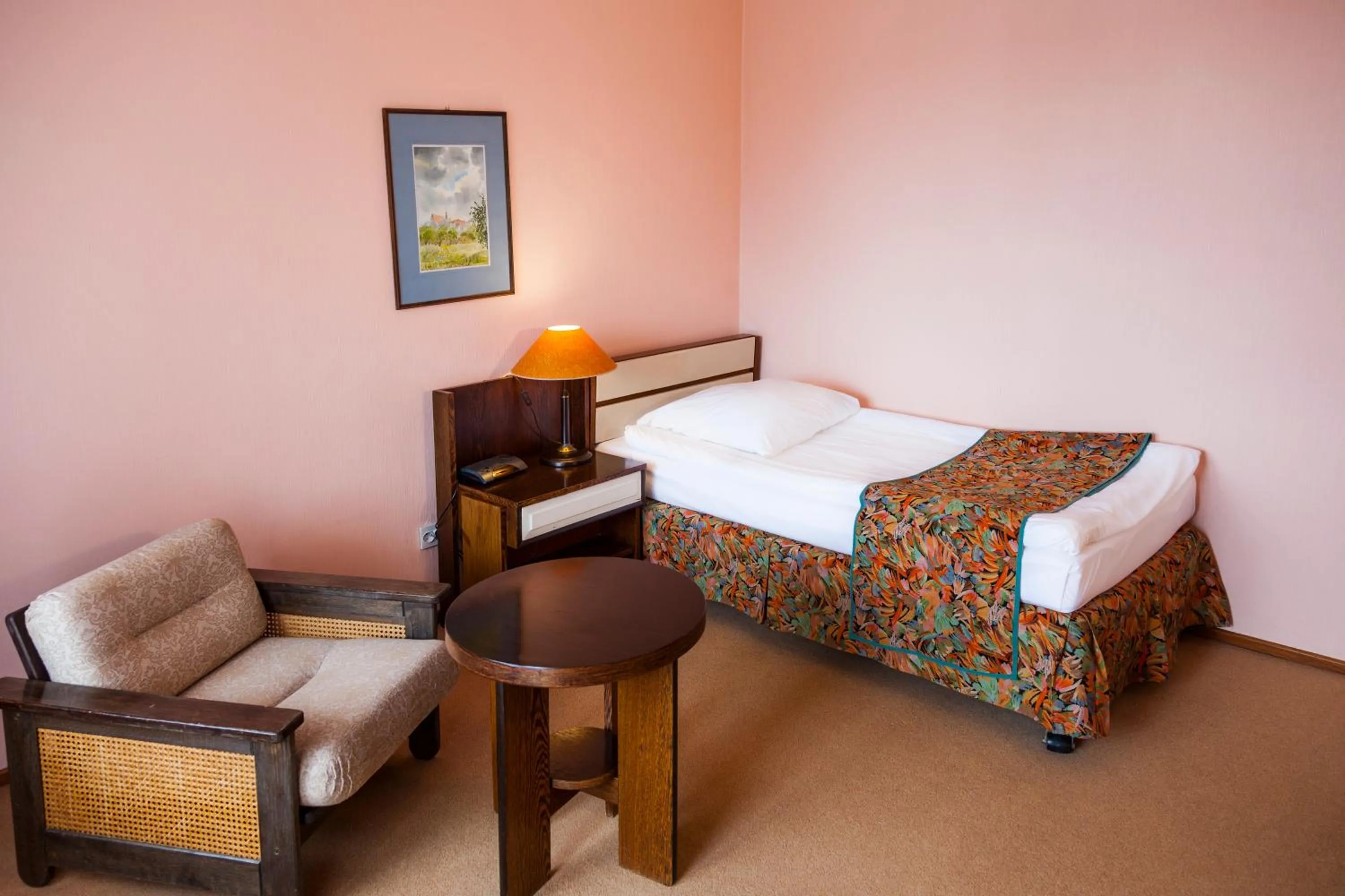 Seating area, Bed in To Tu