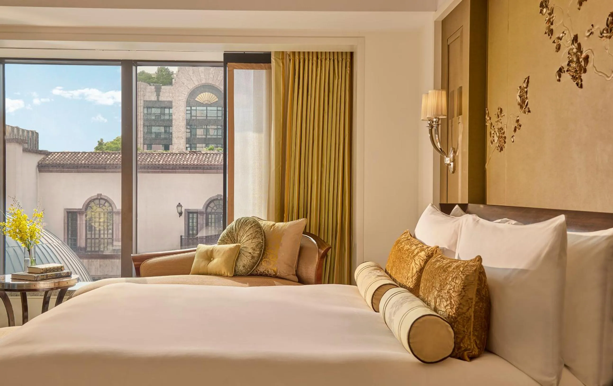 Photo of the whole room, Bed in Mandarin Oriental, Taipei