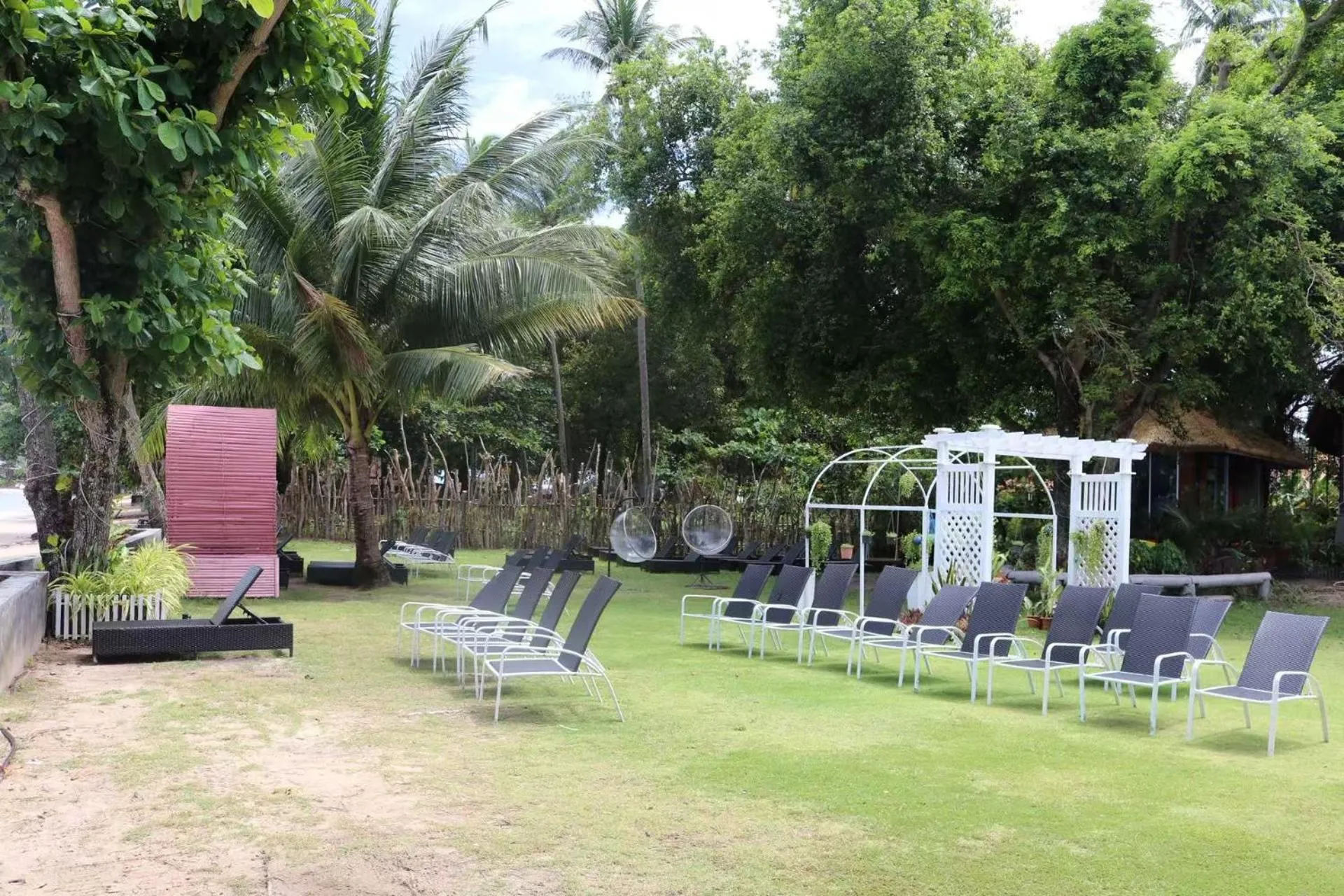 Garden in Blue Bay Resort - Access to Pool and Beach-Phuket & Krabi