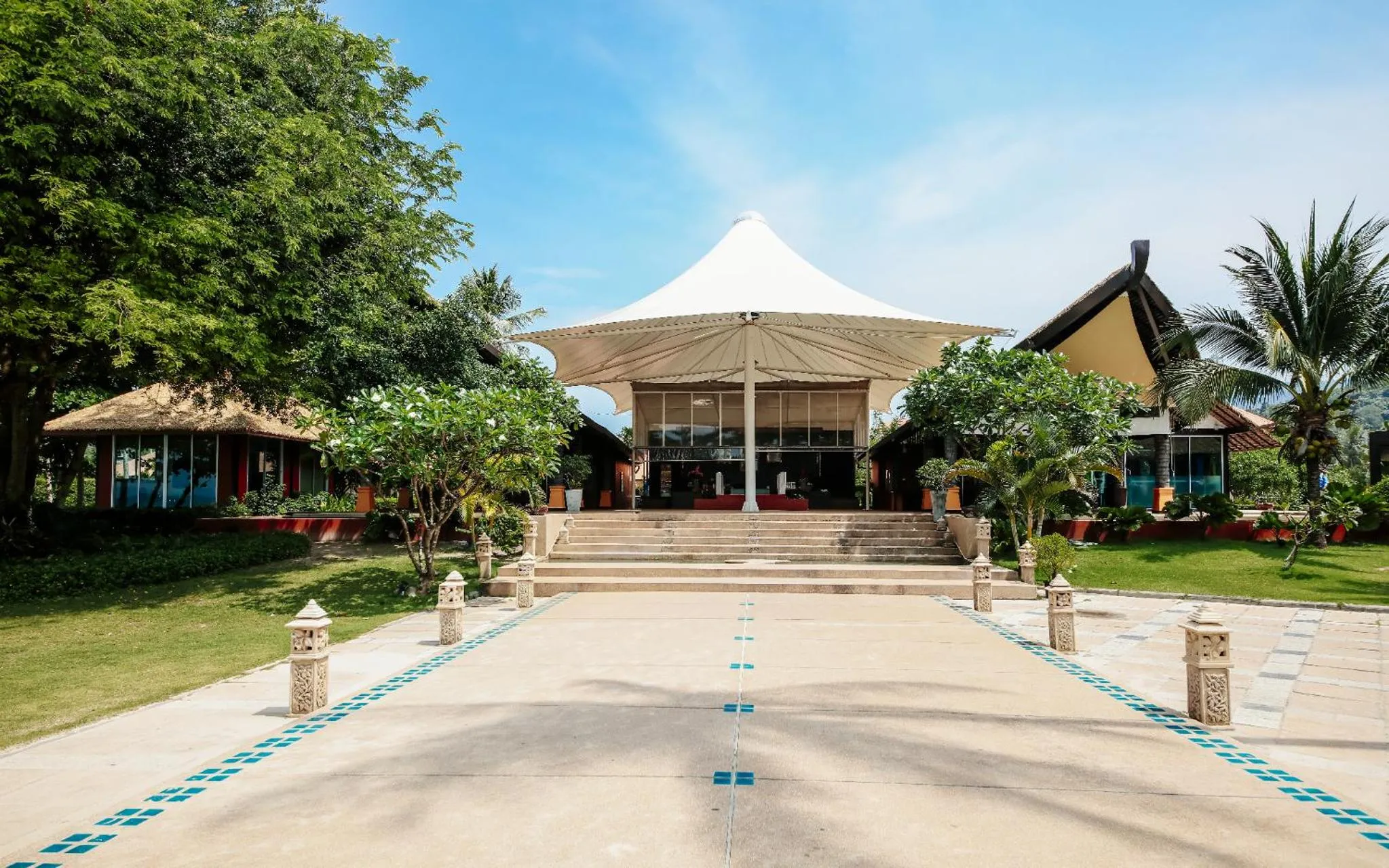 Garden in Blue Bay Resort - Access to Pool and Beach-Phuket & Krabi