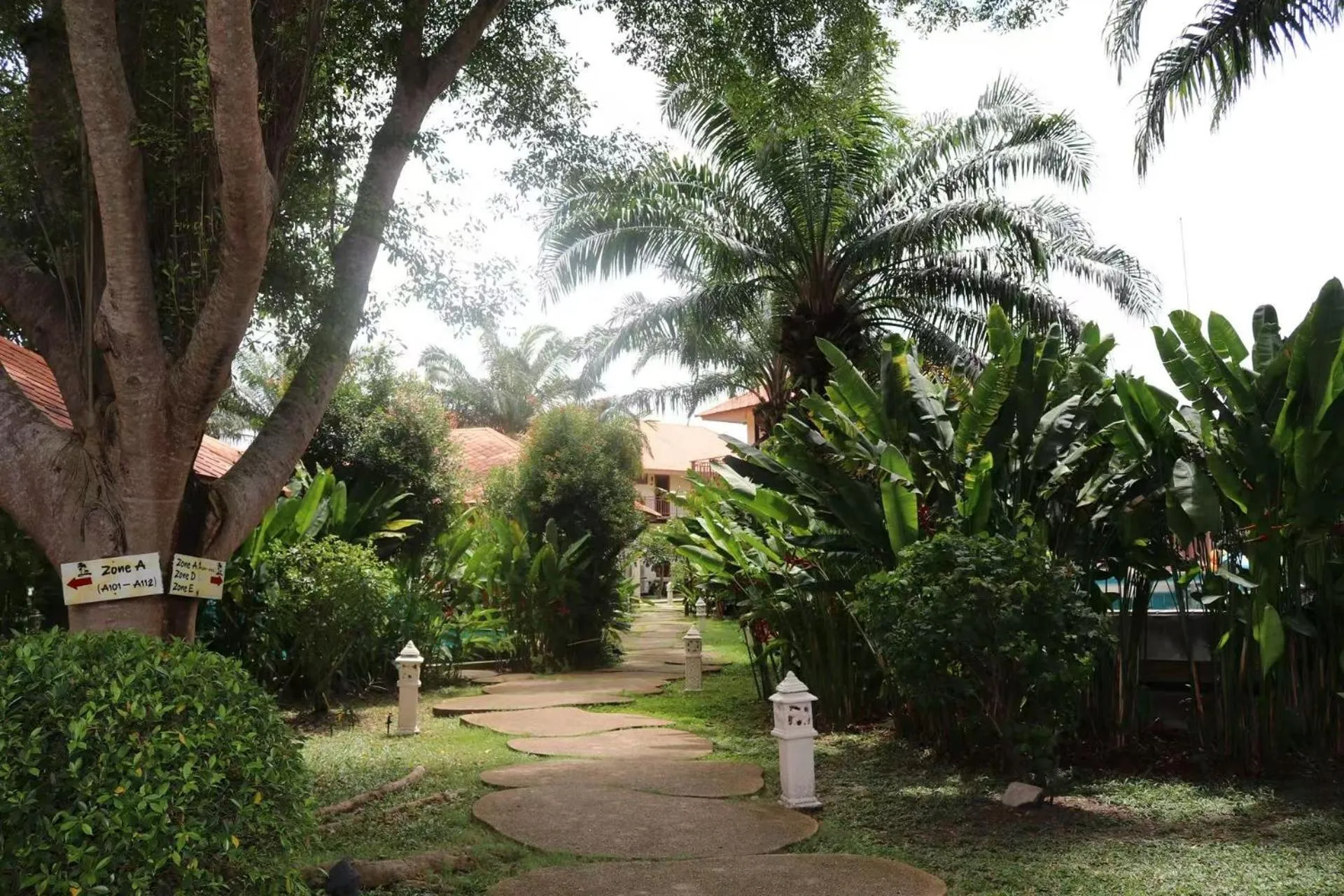 Garden in Blue Bay Resort - Access to Pool and Beach-Phuket & Krabi