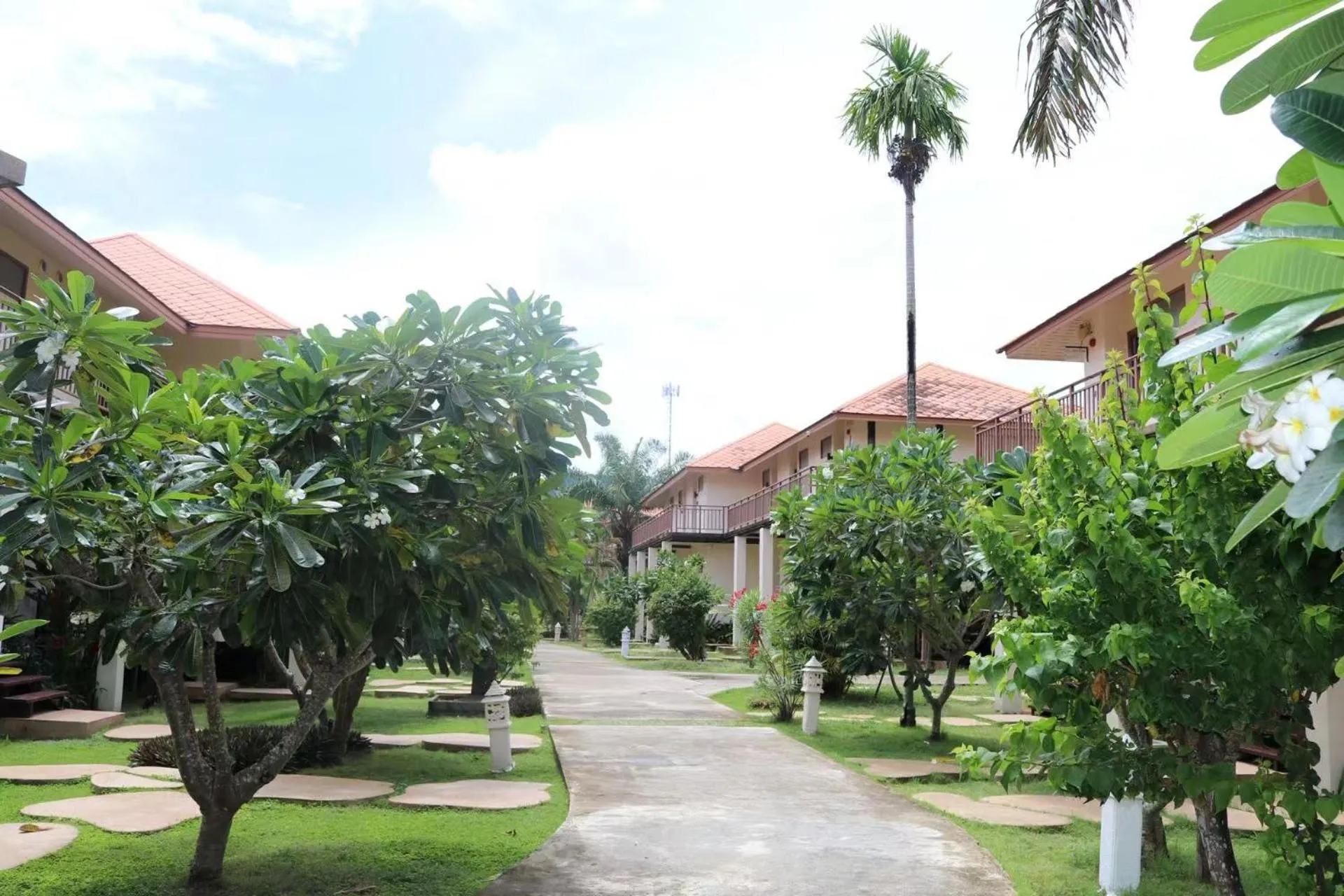 Garden in Blue Bay Resort - Access to Pool and Beach-Phuket & Krabi