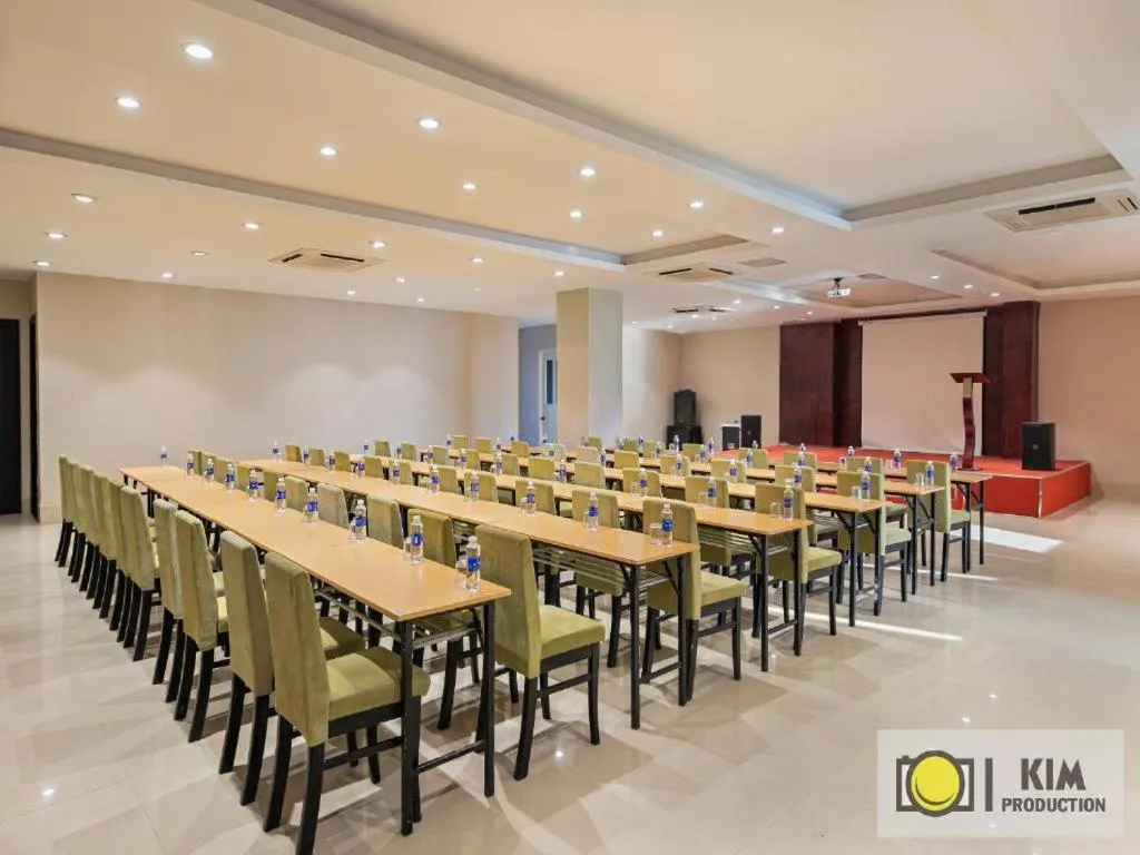 Business facilities in Capital O 1200 Salem Riverside Hotel