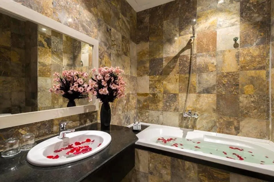 Bathroom in Capital O 1200 Salem Riverside Hotel