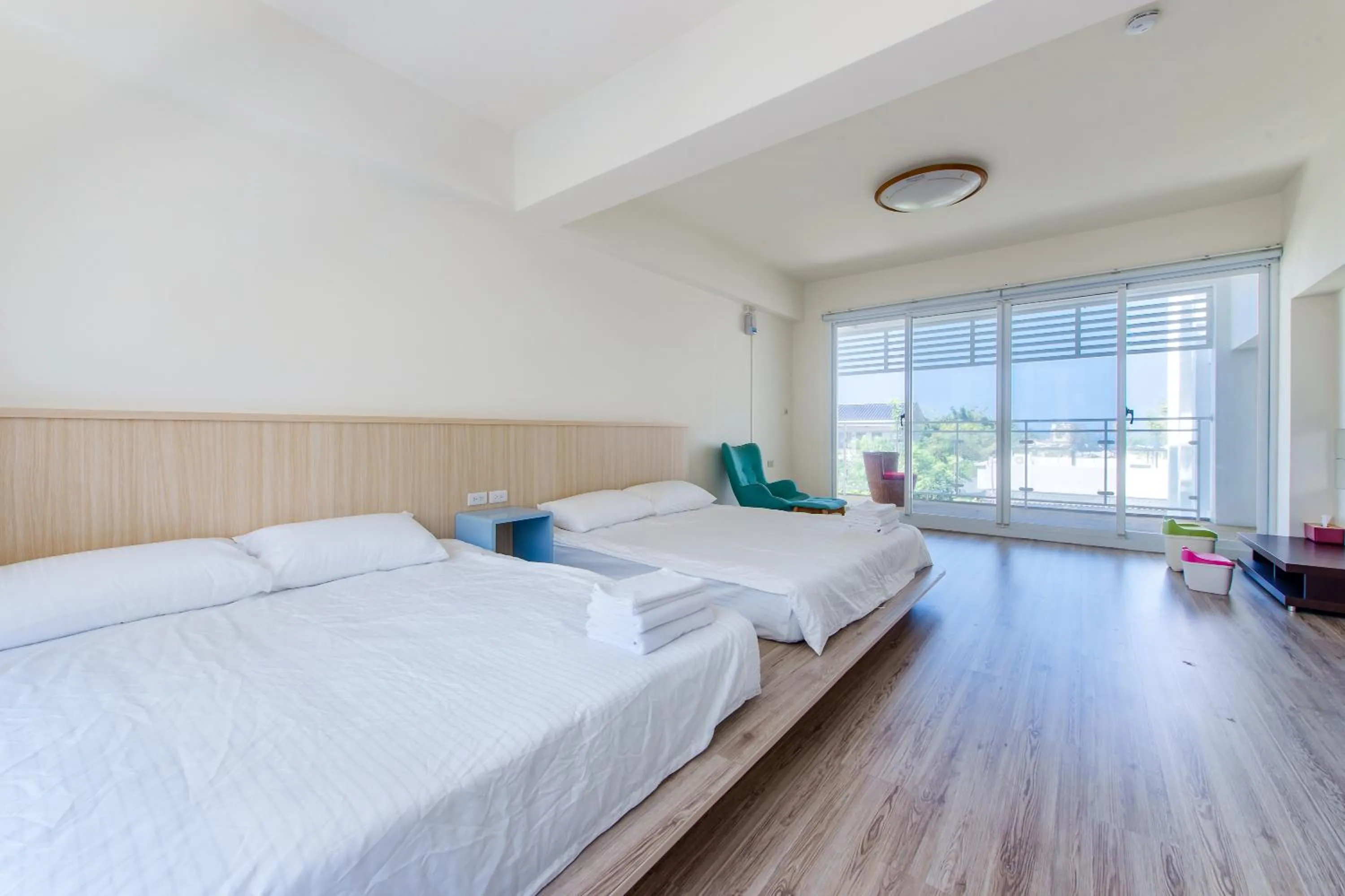 Photo of the whole room, Bed in White House