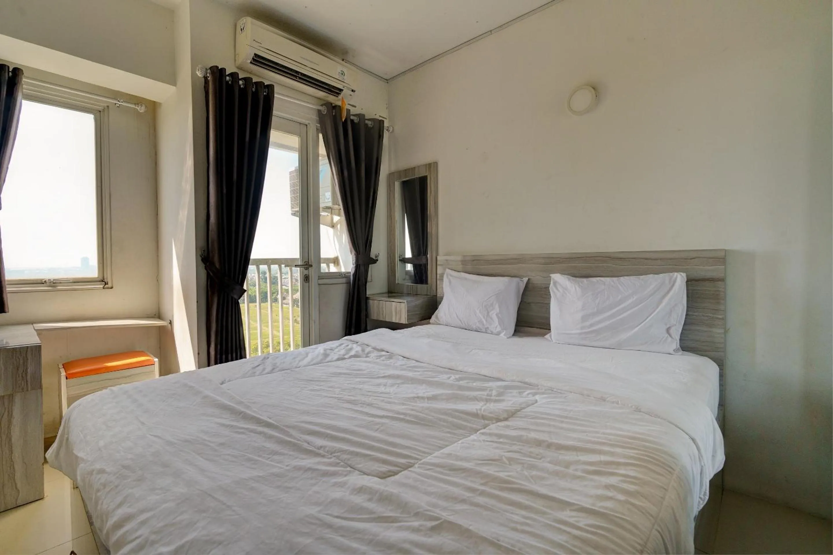 Bedroom, Bed in OYO Life 92889 Apartement Grand Sentraland Karawang By A.t Room