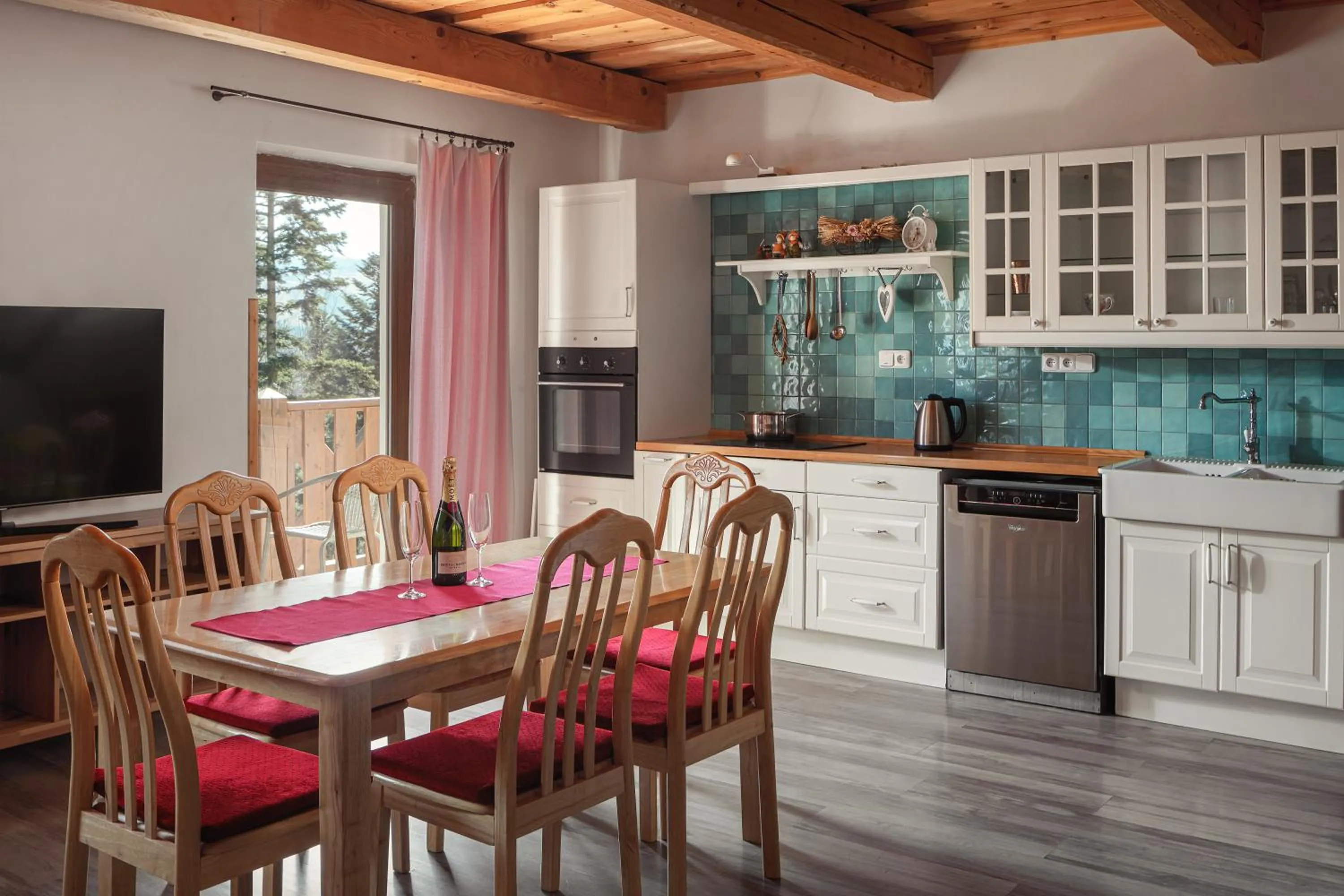 Apartment with Balcony in Hotel Křížový vrch