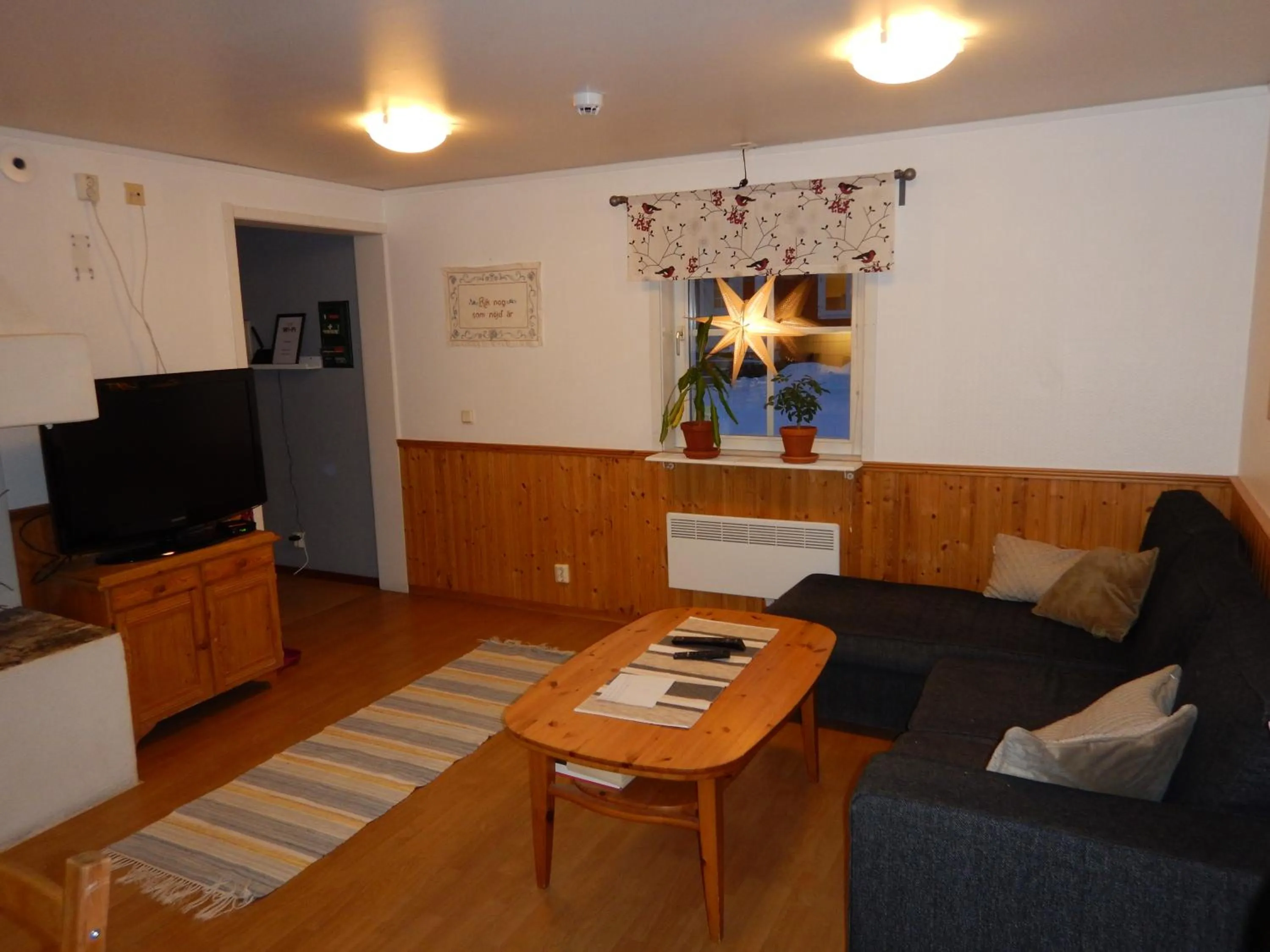 Communal lounge/ TV room in Jokkmokks Vandrarhem Åsgård