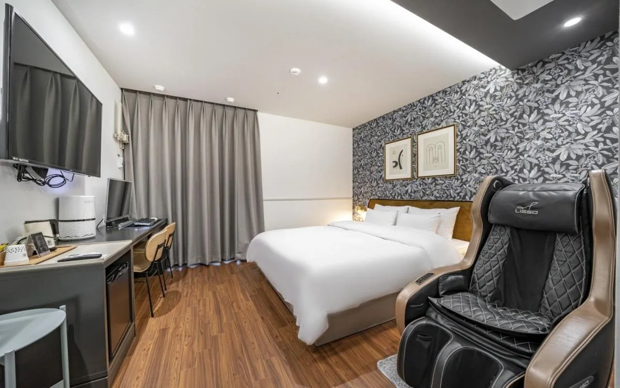 Bed in Brown Dot Hotel Sajik Baseball Stadium