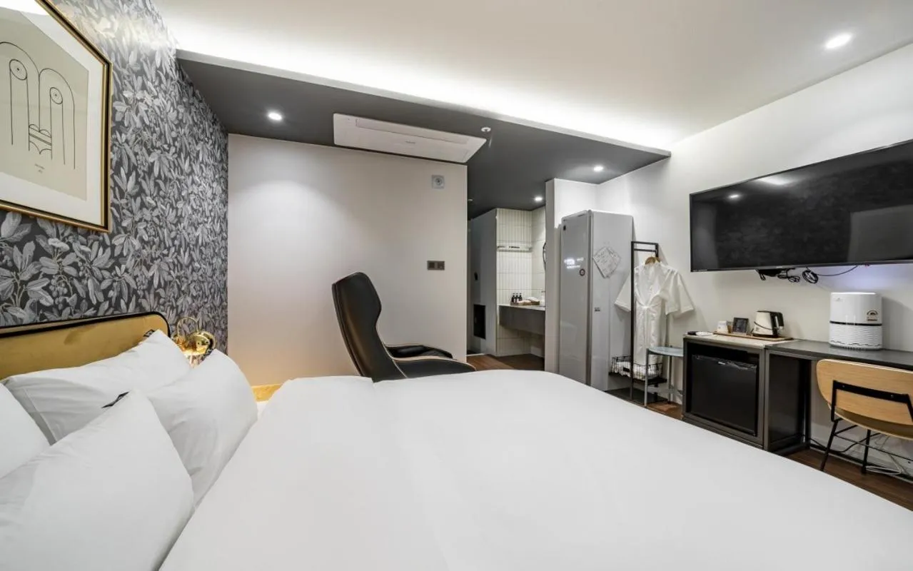 Bed in Brown Dot Hotel Sajik Baseball Stadium