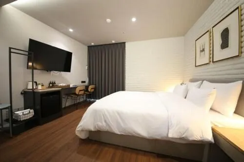 Bed in Brown Dot Hotel Sajik Baseball Stadium