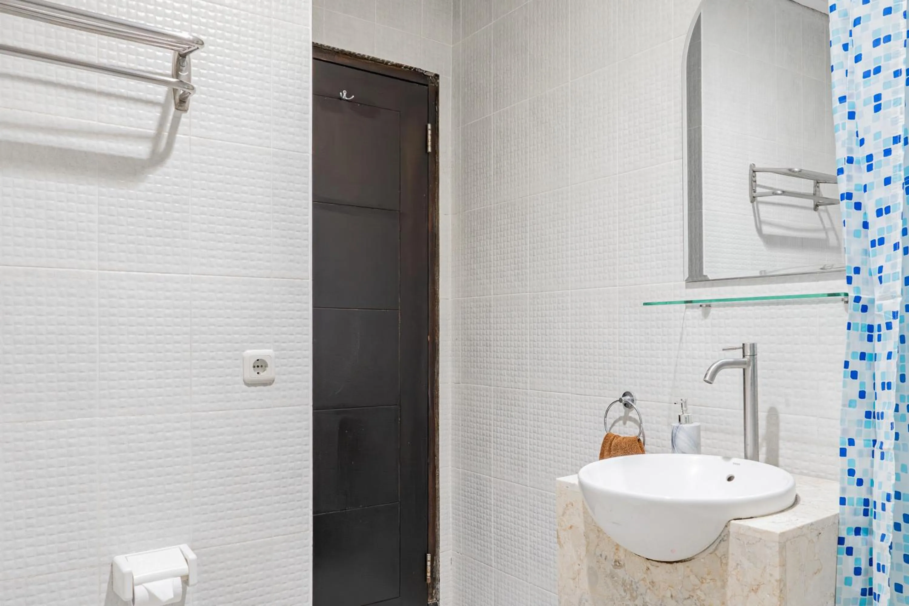 Bathroom in Collection O Kuta Near Airport Ngurah Rai