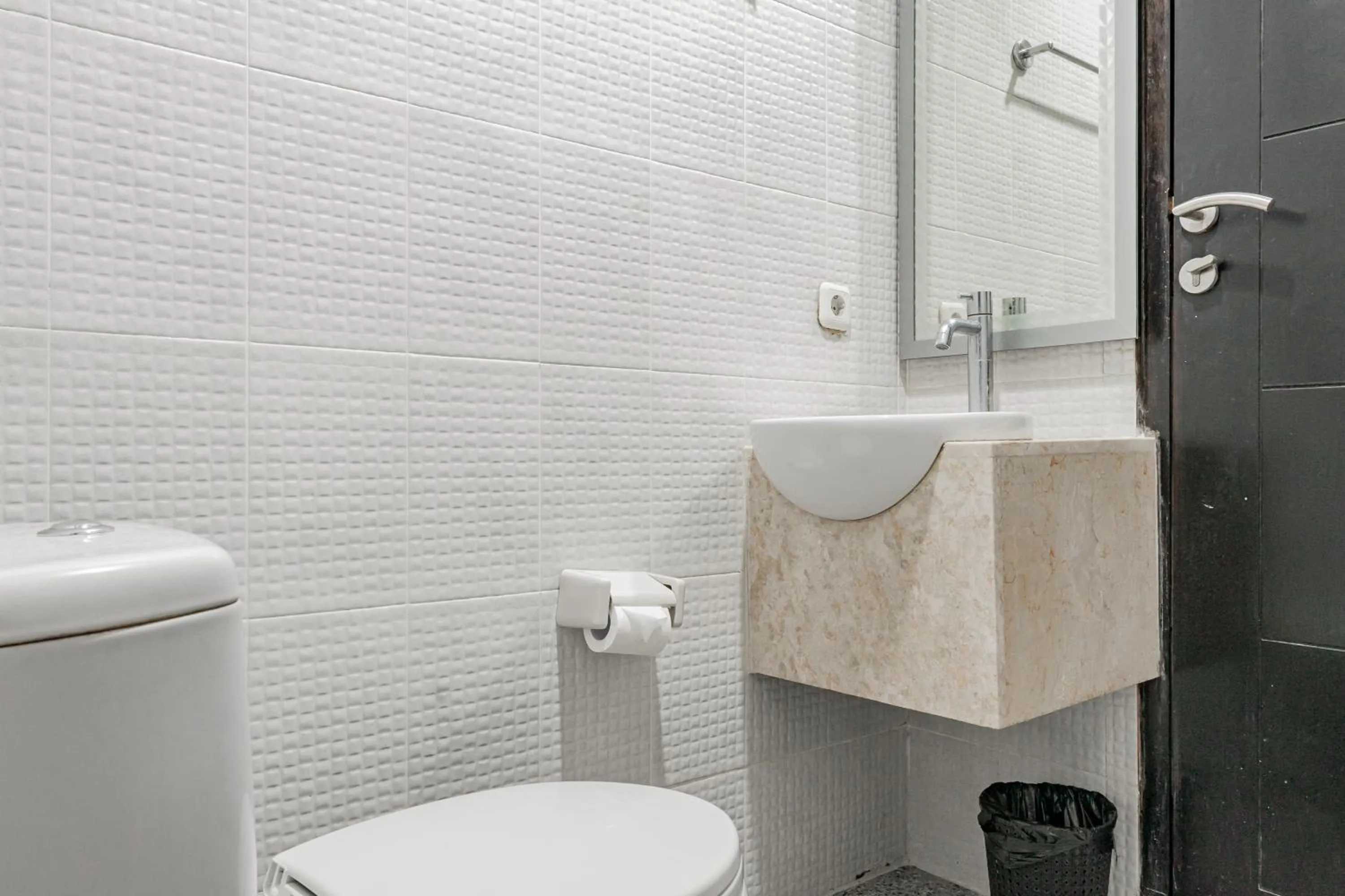 Bathroom in Collection O Kuta Near Airport Ngurah Rai