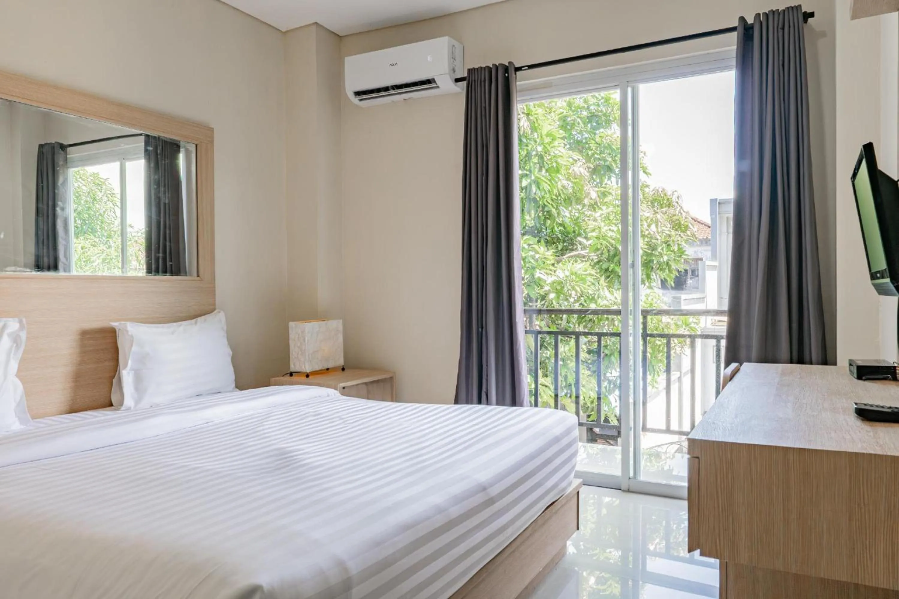 View (from property/room), Bed in Collection O Kuta Near Airport Ngurah Rai