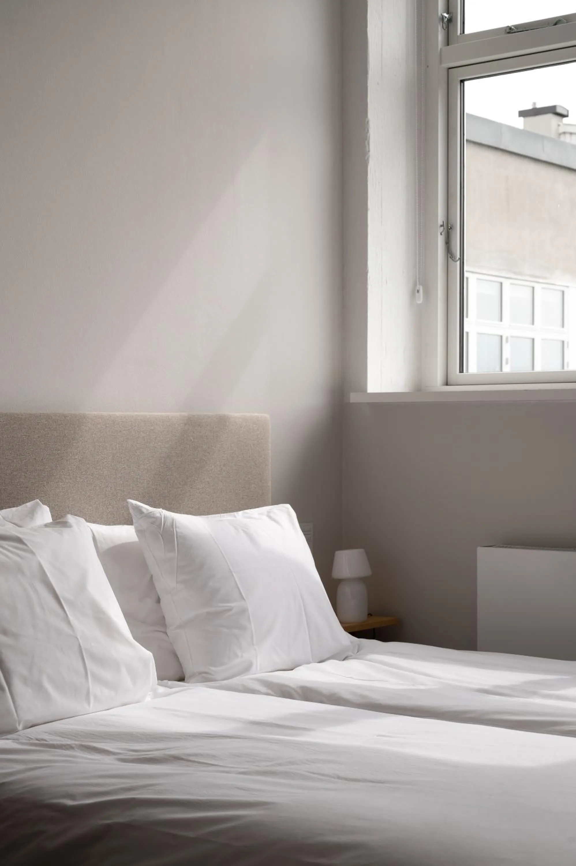 Bedroom, Bed in Beach Trail apartments by Daniel&Jacob's