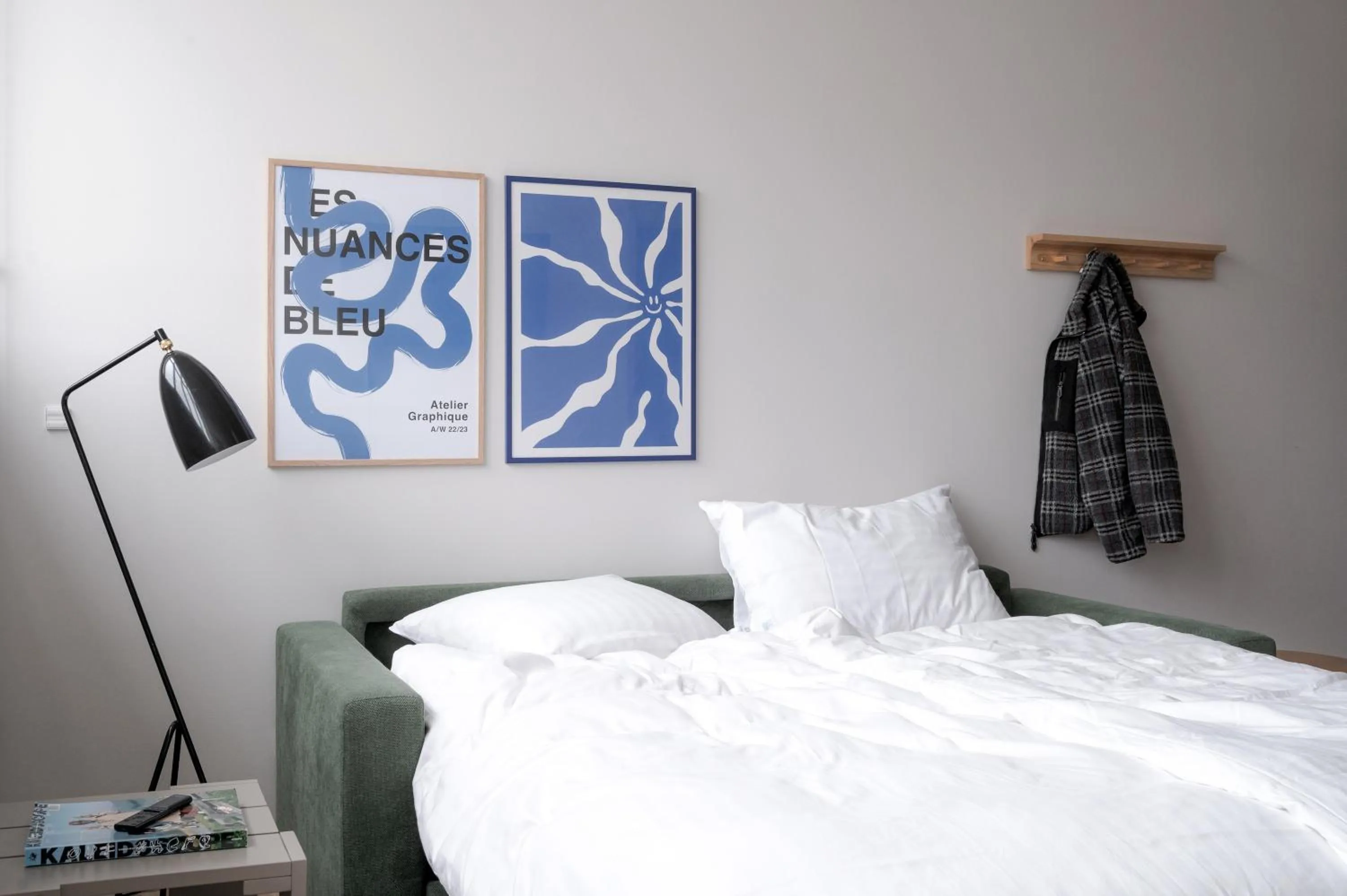 Living room, Bed in Beach Trail apartments by Daniel&Jacob's