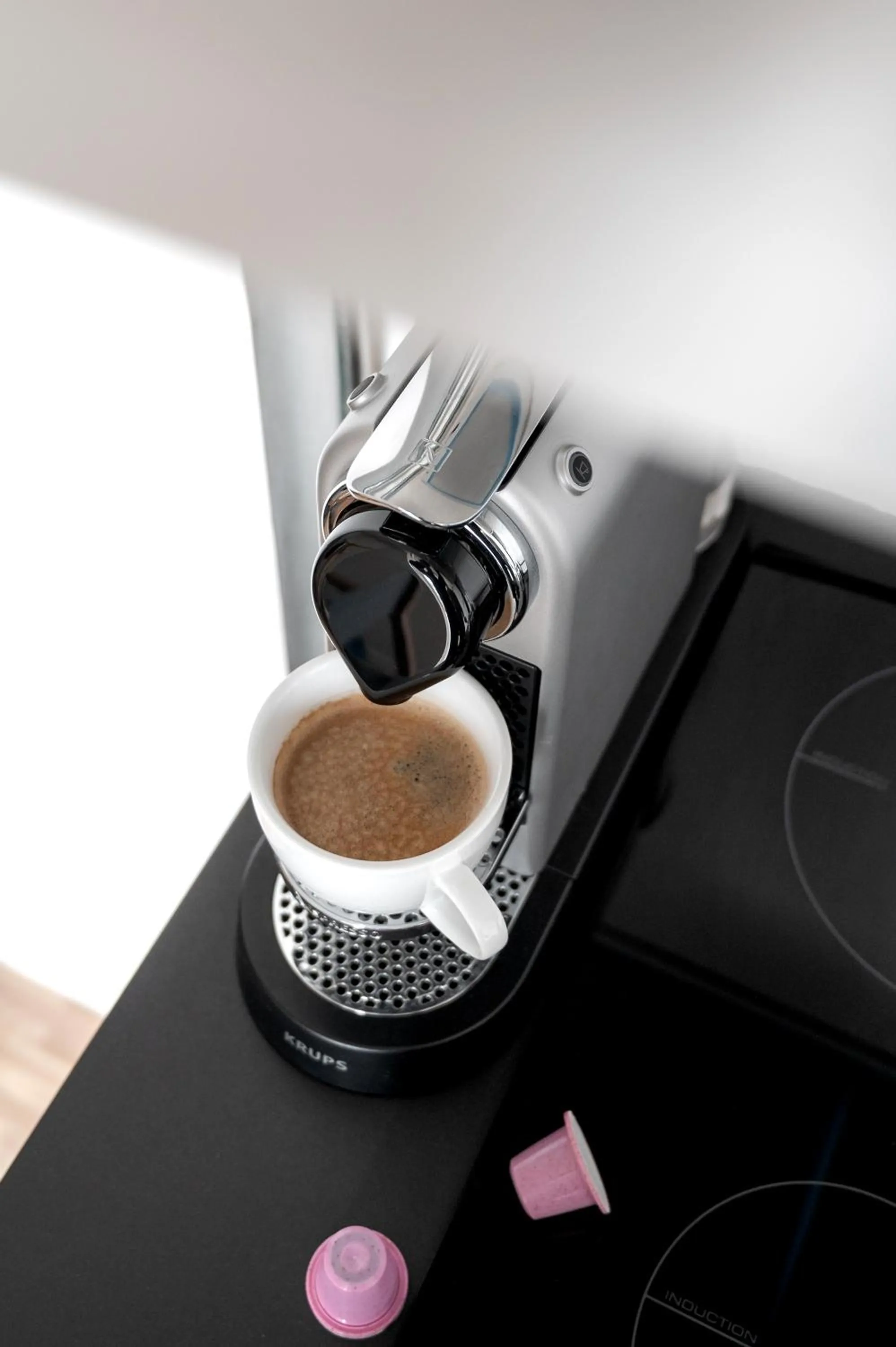 Coffee/tea facilities in Beach Trail apartments by Daniel&Jacob's