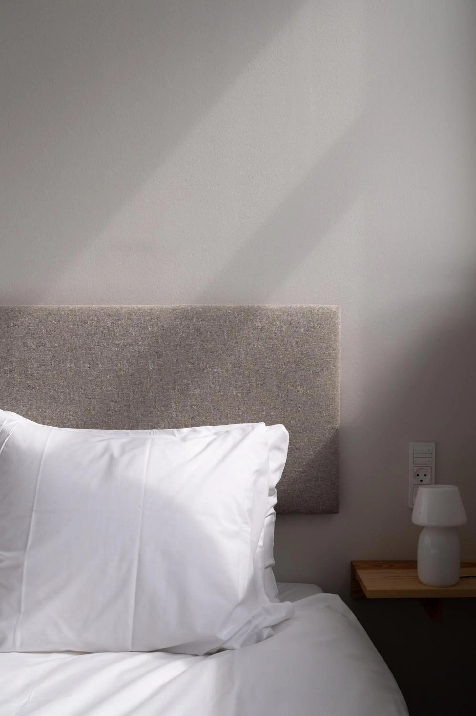 Bedroom, Bed in Beach Trail apartments by Daniel&Jacob's