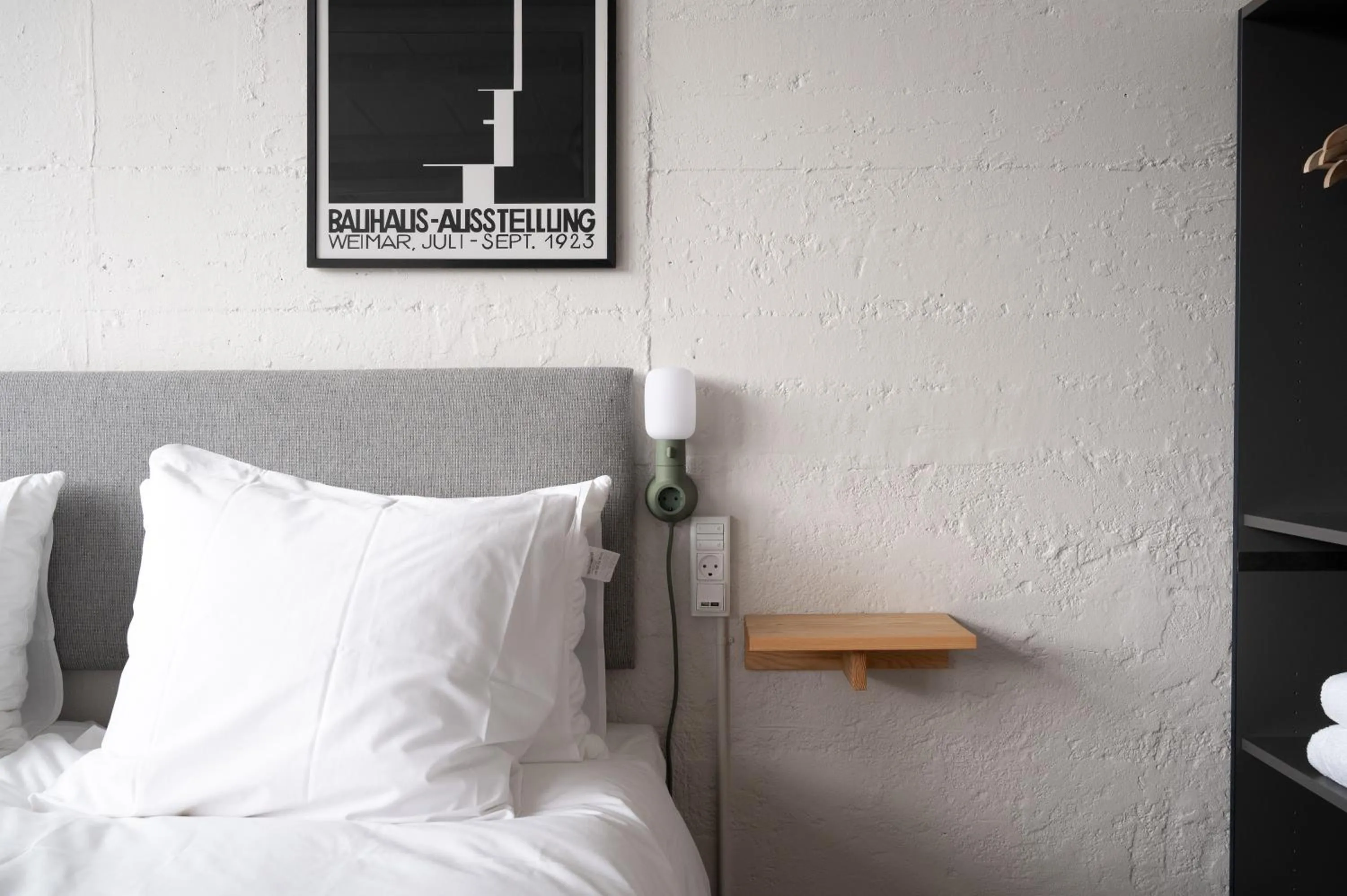 Bedroom, Bed in Beach Trail apartments by Daniel&Jacob's