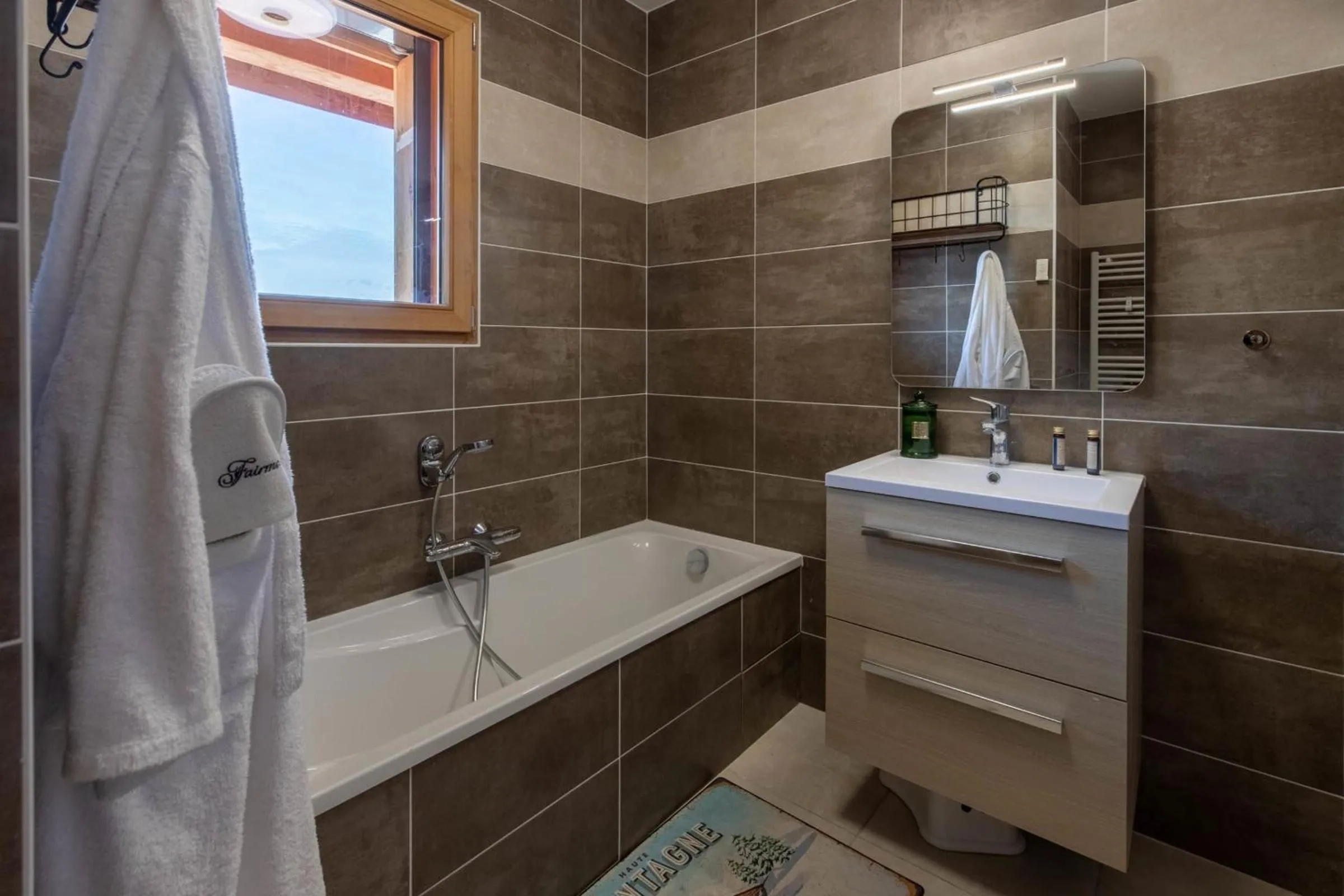 Chalet des Anges with outside hot tube !