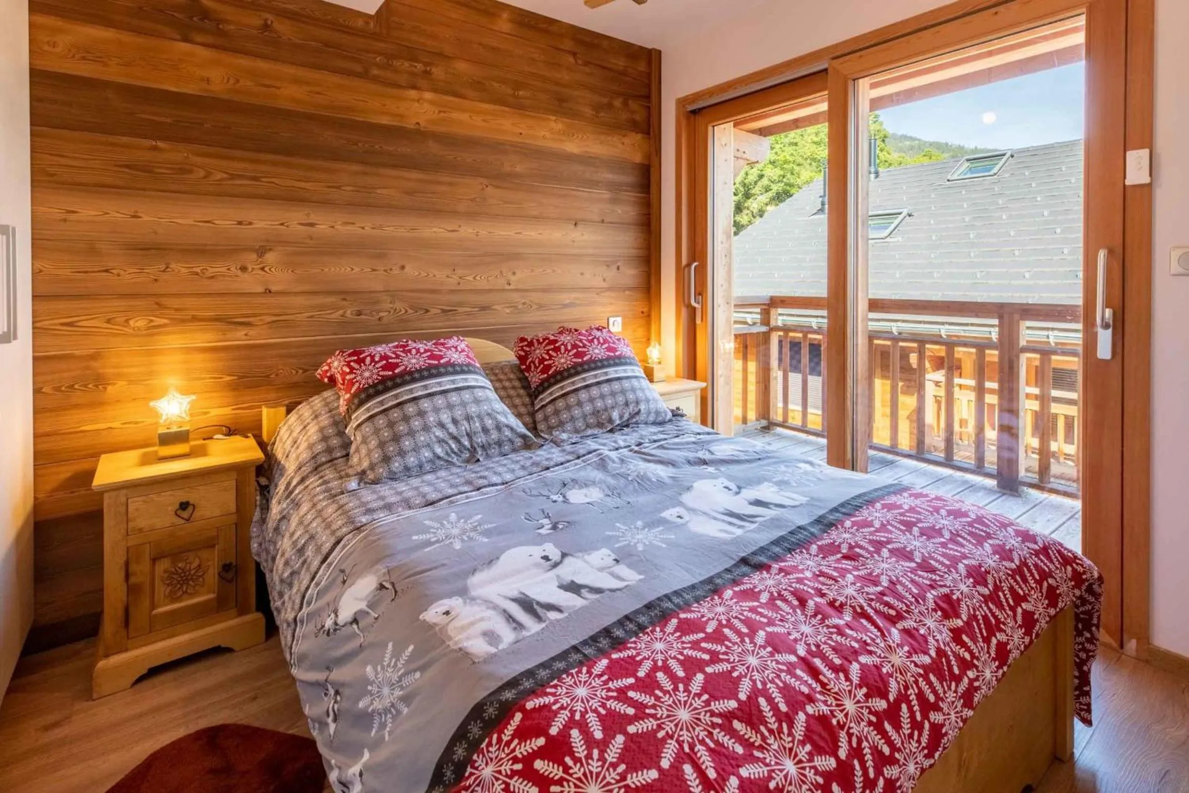 Bed in Chalet des Anges with outside hot tube !