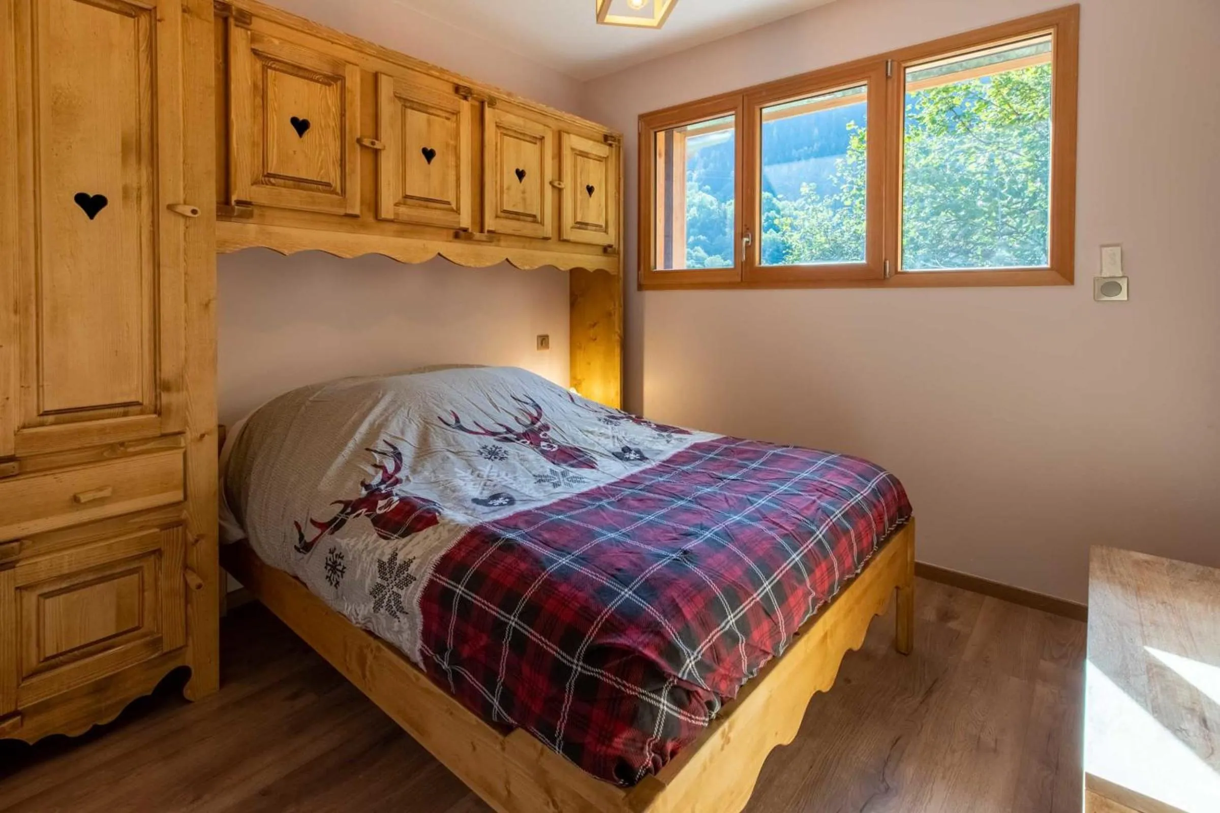 Bed in Chalet des Anges with outside hot tube !