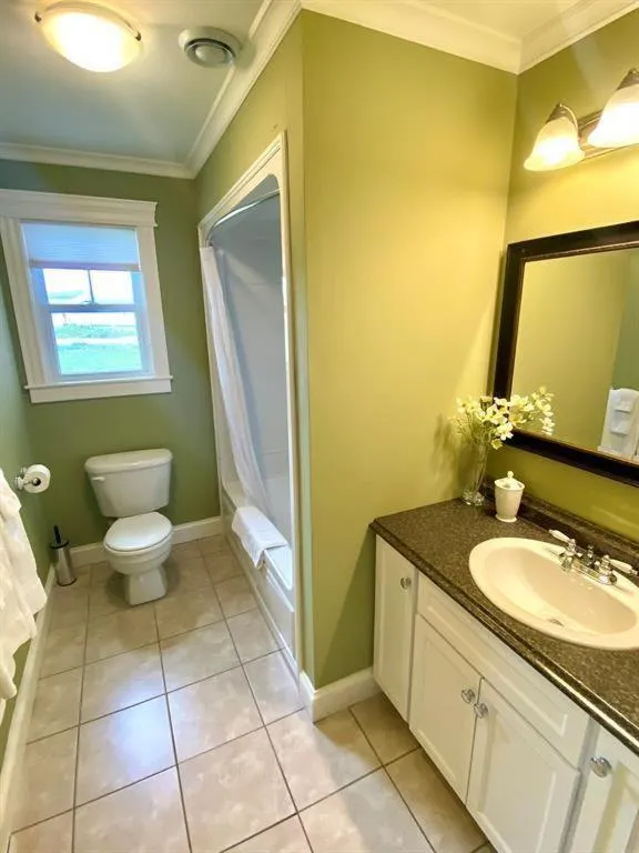 Toilet in Lancaster Inn B&B