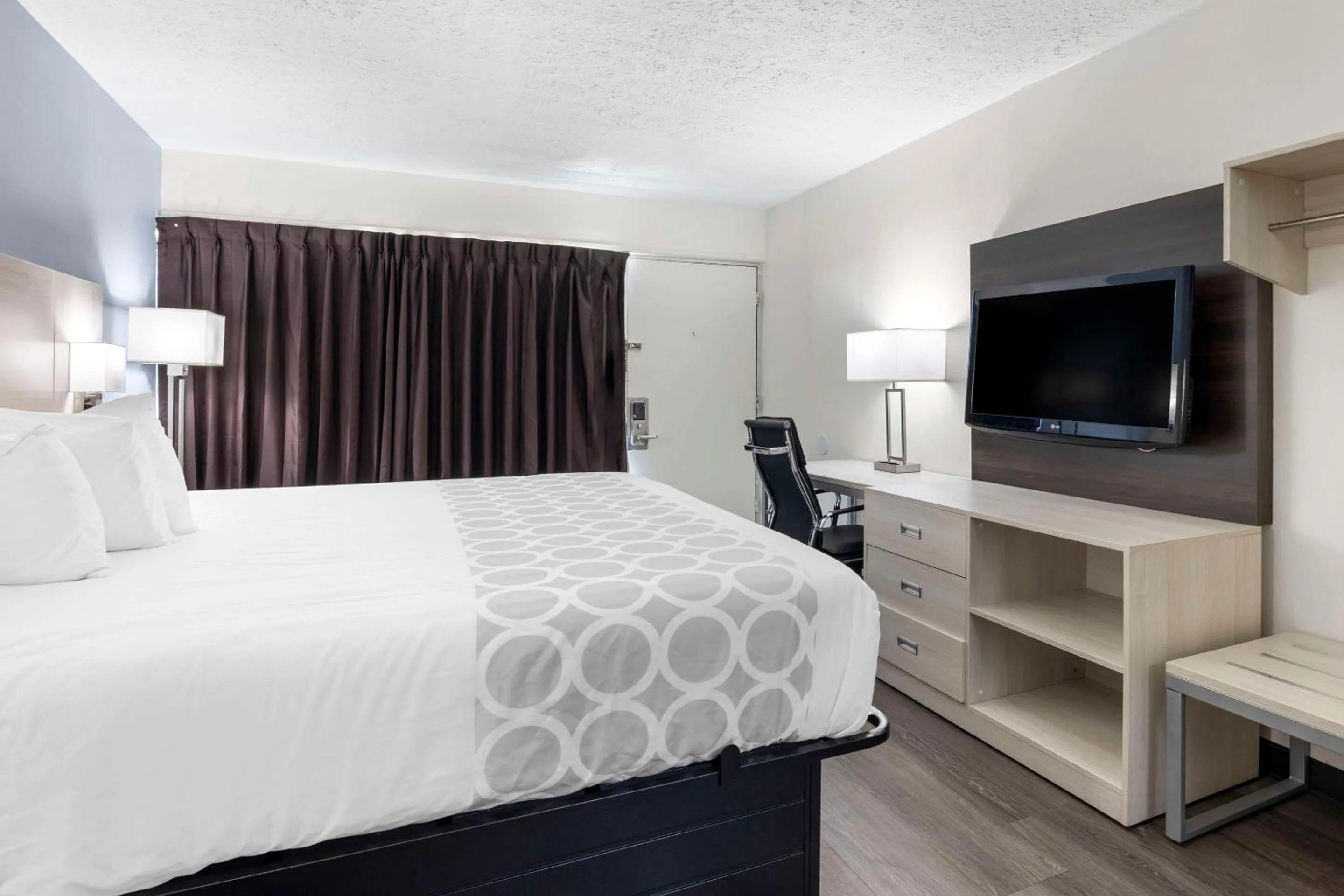 Bedroom, Bed in Suburban Studios Cookeville