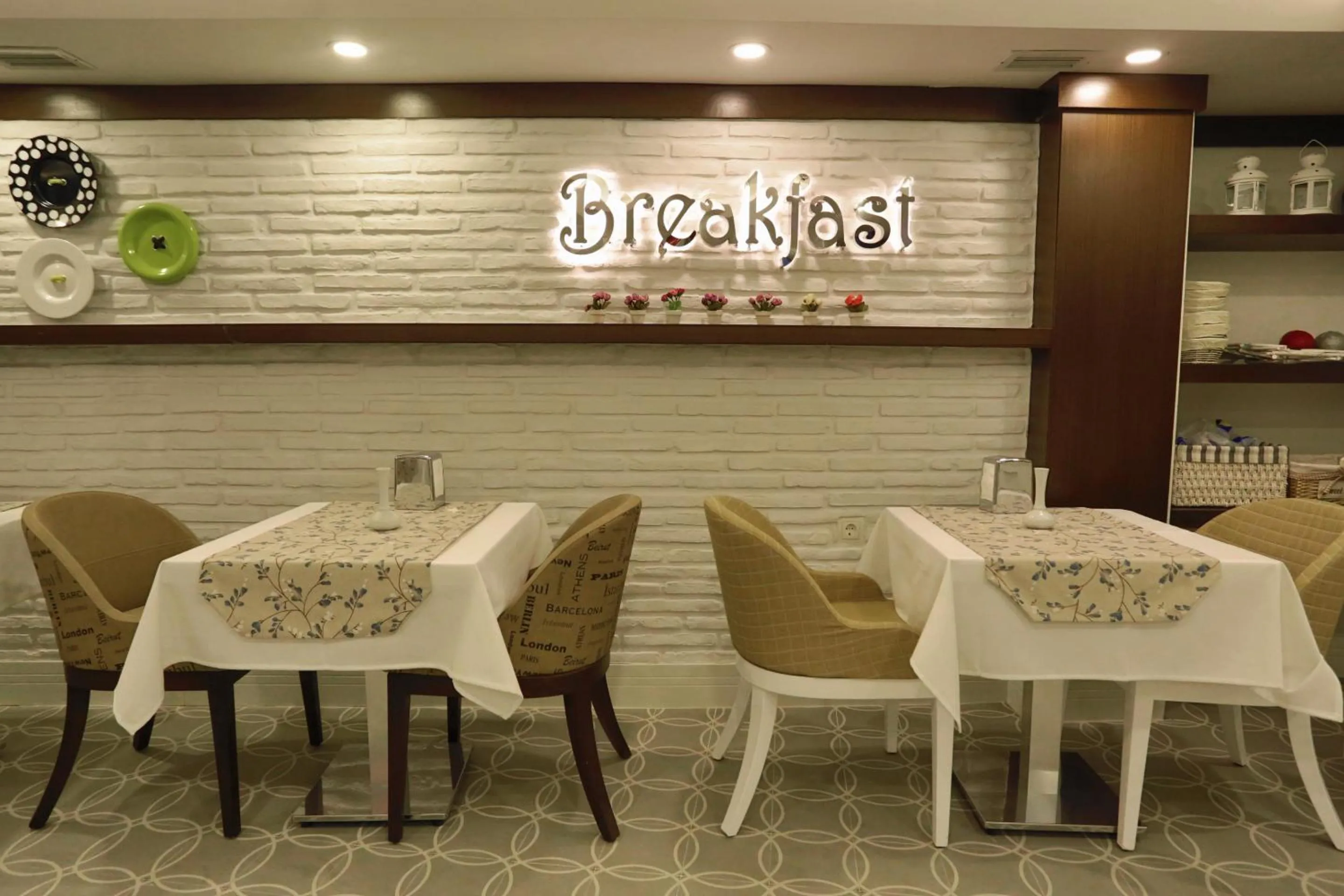 Restaurant/places to eat in Just Inn Hotel