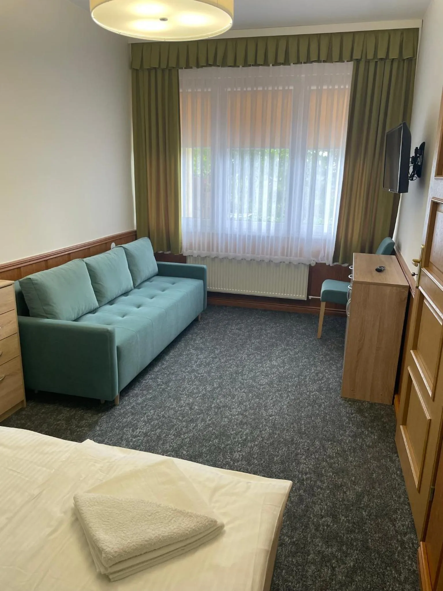 Bed in Hotel Zielony & OW Borowik & Pensjonat Manhattan - Centrum Rekreacji i Wypoczynku GASTROTUR