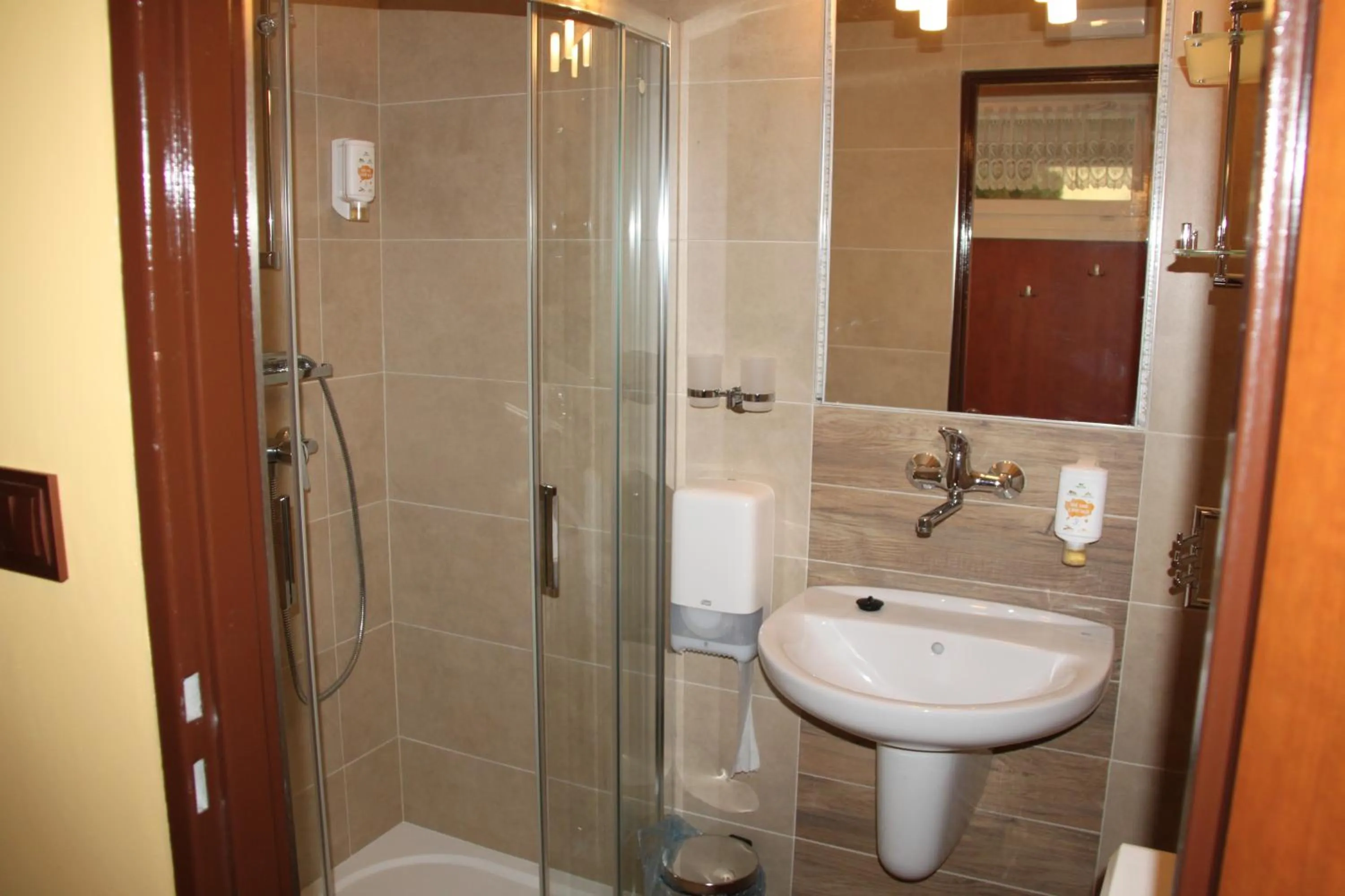 Bathroom in Hotel Zielony & OW Borowik & Pensjonat Manhattan - Centrum Rekreacji i Wypoczynku GASTROTUR