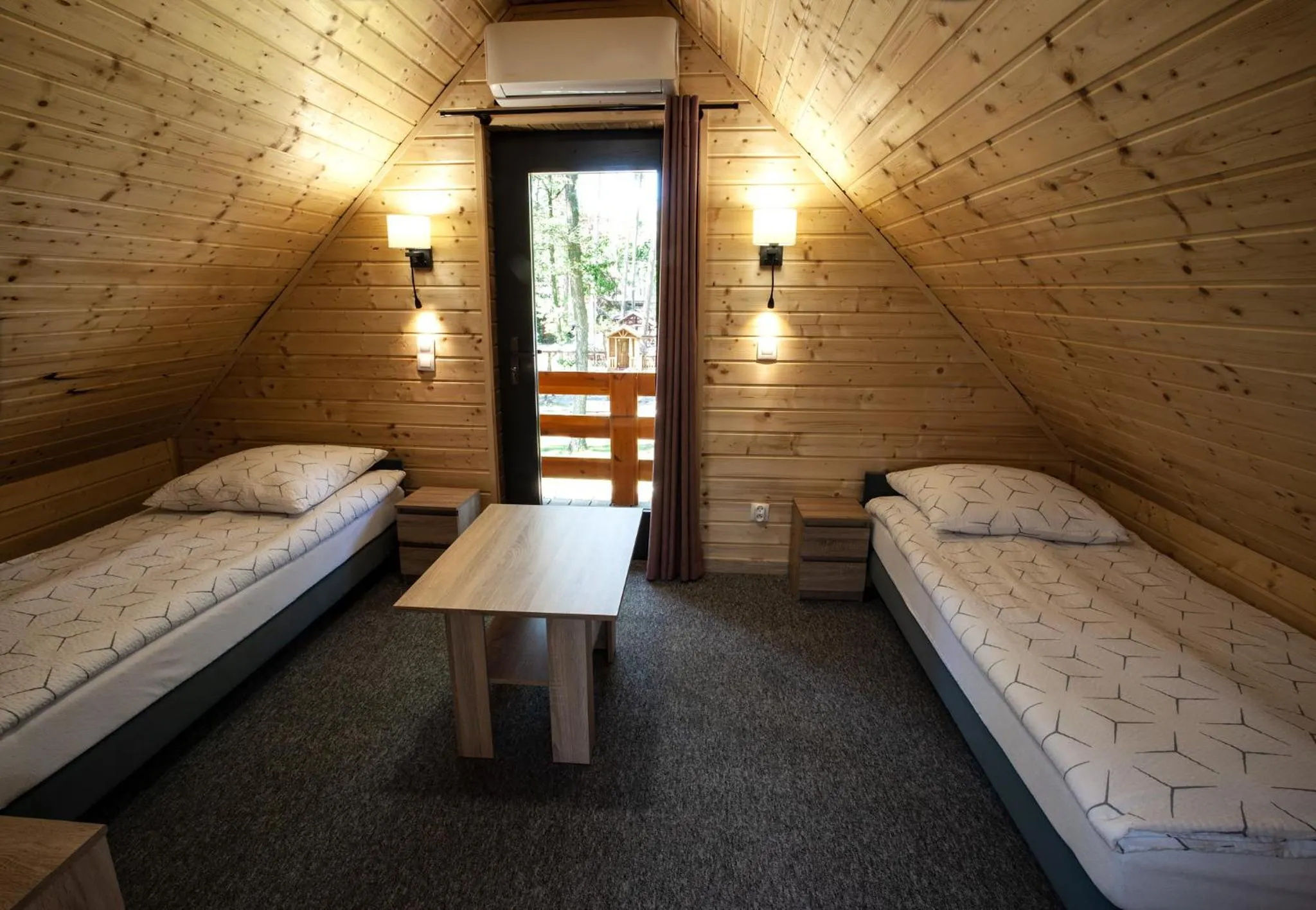 Bed in Hotel Zielony & OW Borowik & Pensjonat Manhattan - Centrum Rekreacji i Wypoczynku GASTROTUR