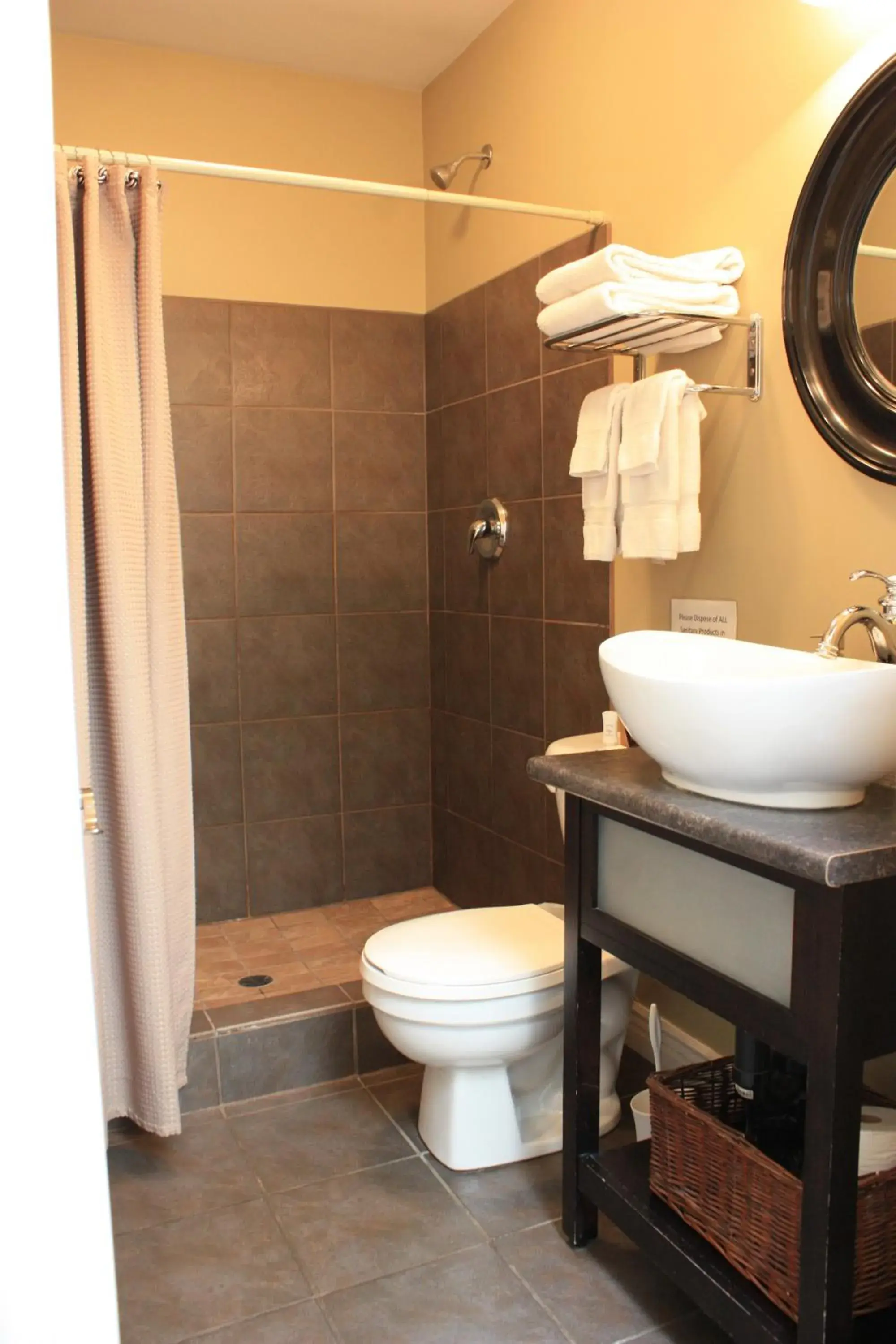 Deluxe Queen Room with Private Bathroom in The Duckworth Inn Deluxe Queen Room with Private Bathroom in The Duckworth Inn