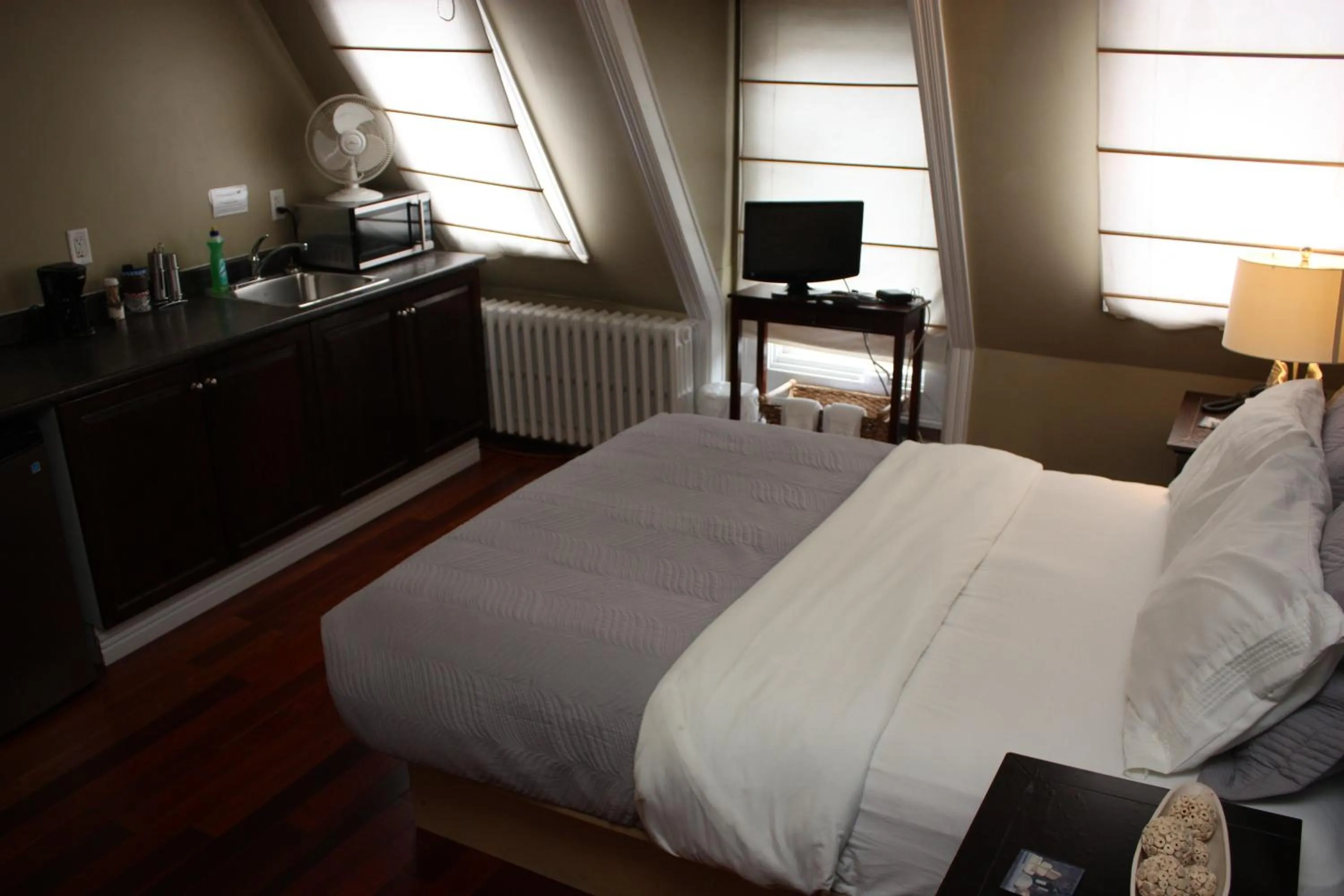 Kitchen or kitchenette, Bed in The Duckworth Inn